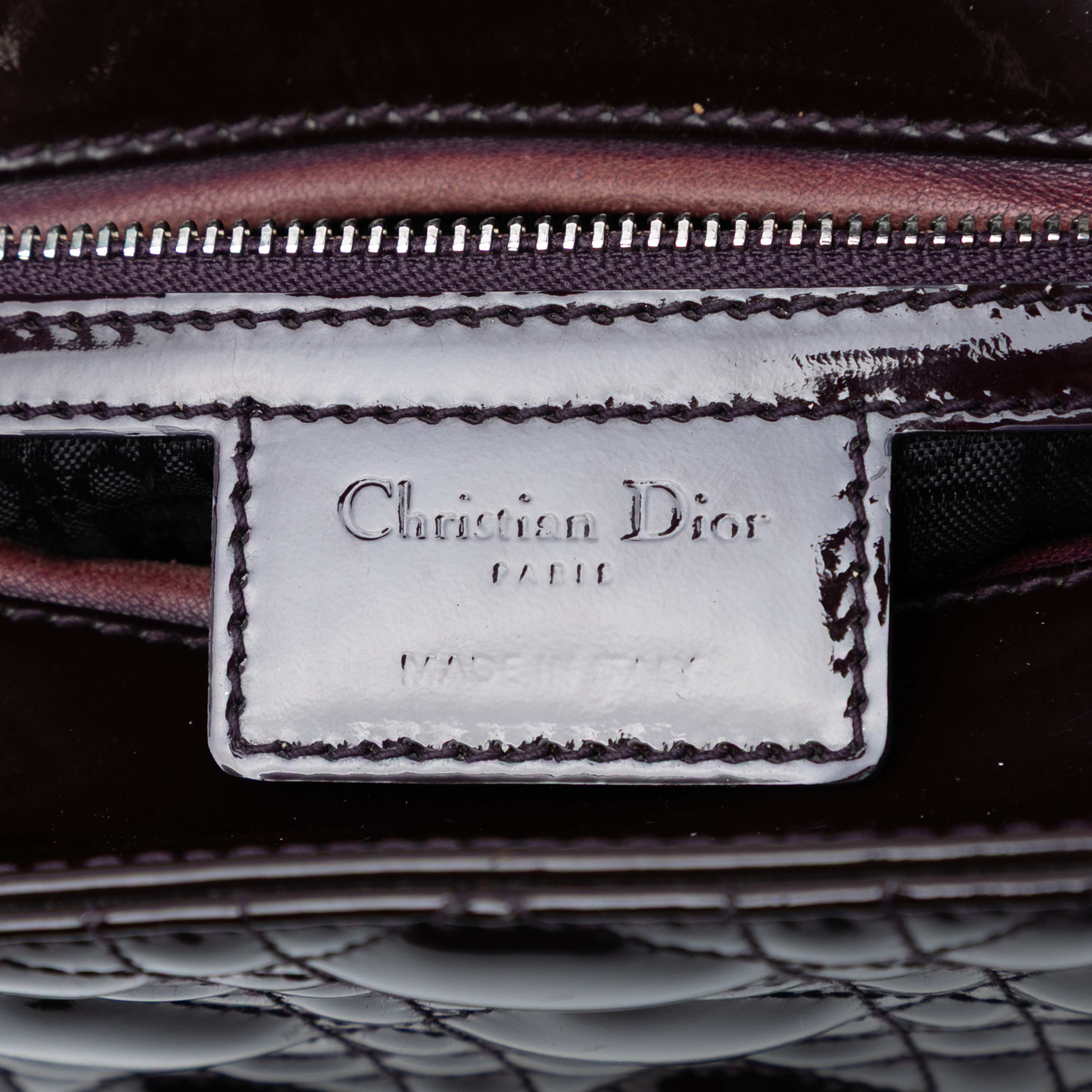 Dior Medium Patent Cannage Lady Dior, från Luxclusif, i färgen burgundy. Klicka för att öppna bilden i stort format