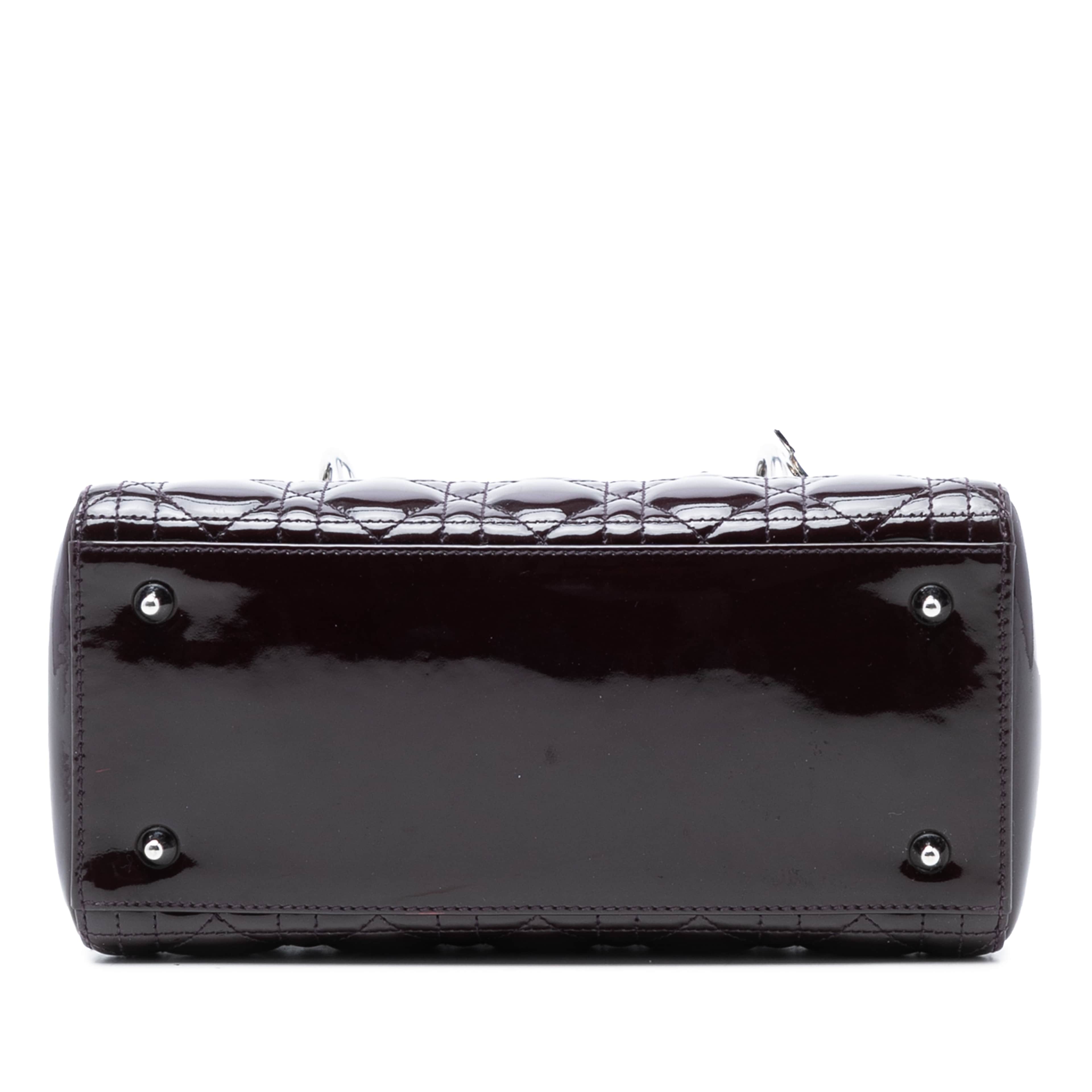 Dior Medium Patent Cannage Lady Dior, från Luxclusif, i färgen burgundy. Klicka för att öppna bilden i stort format