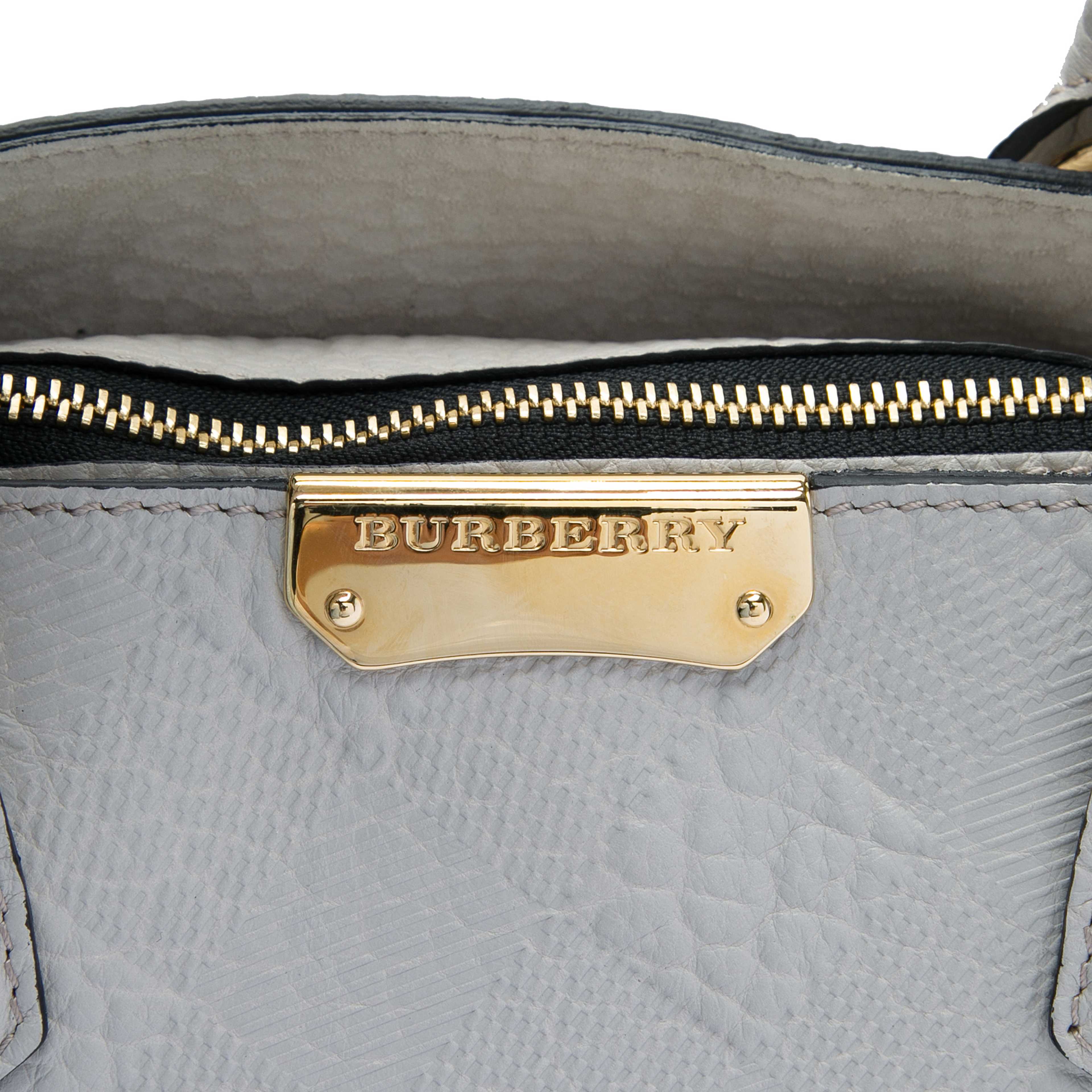 Burberry Elephant Embossed Calfskin Check Dewsbury Satchel, från Luxclusif, i färgen grå. Klicka för att öppna bilden i stort format