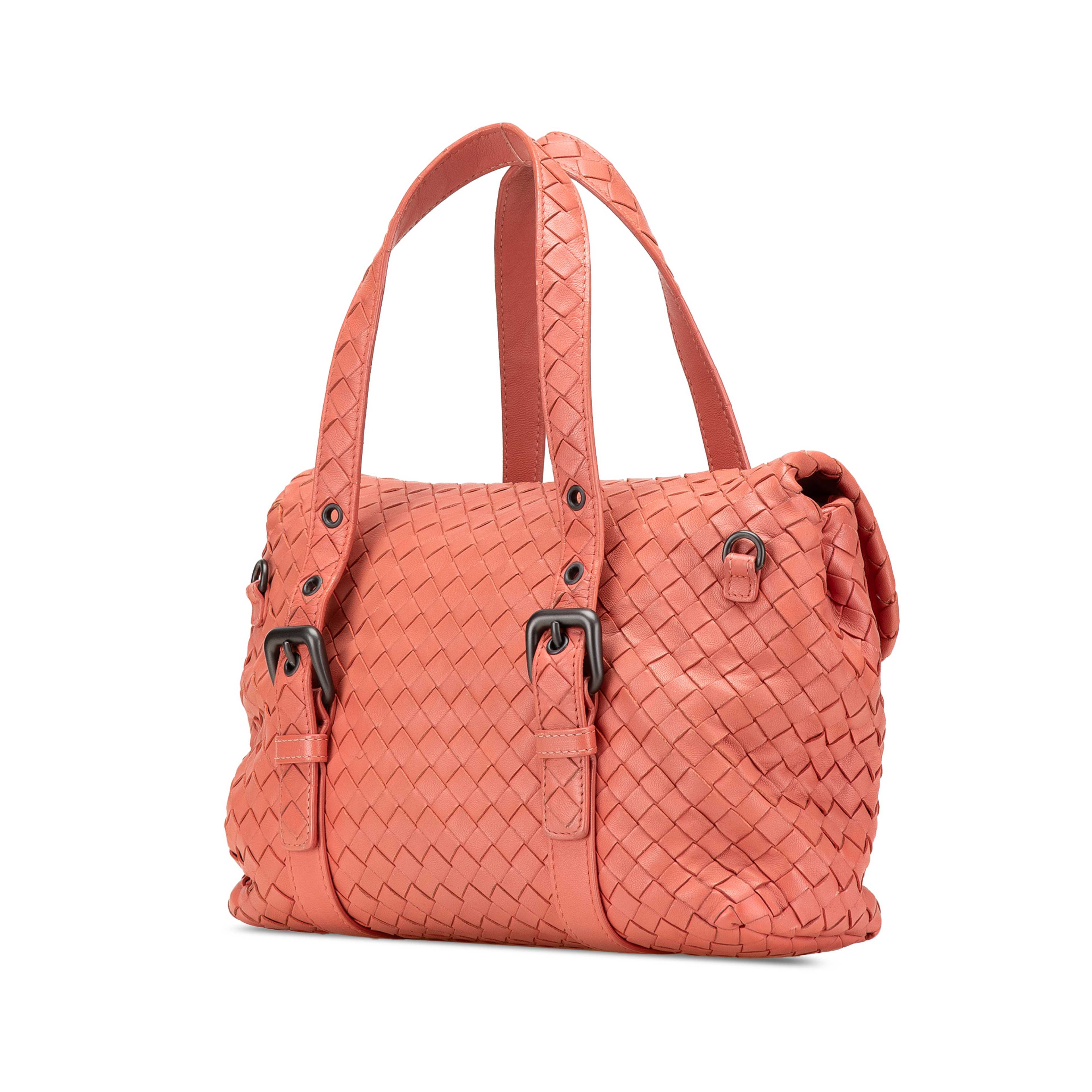 Bottega Veneta Leather Intrecciato Flap Satchel, från Luxclusif, i färgen peach. Klicka för att öppna bilden i stort format