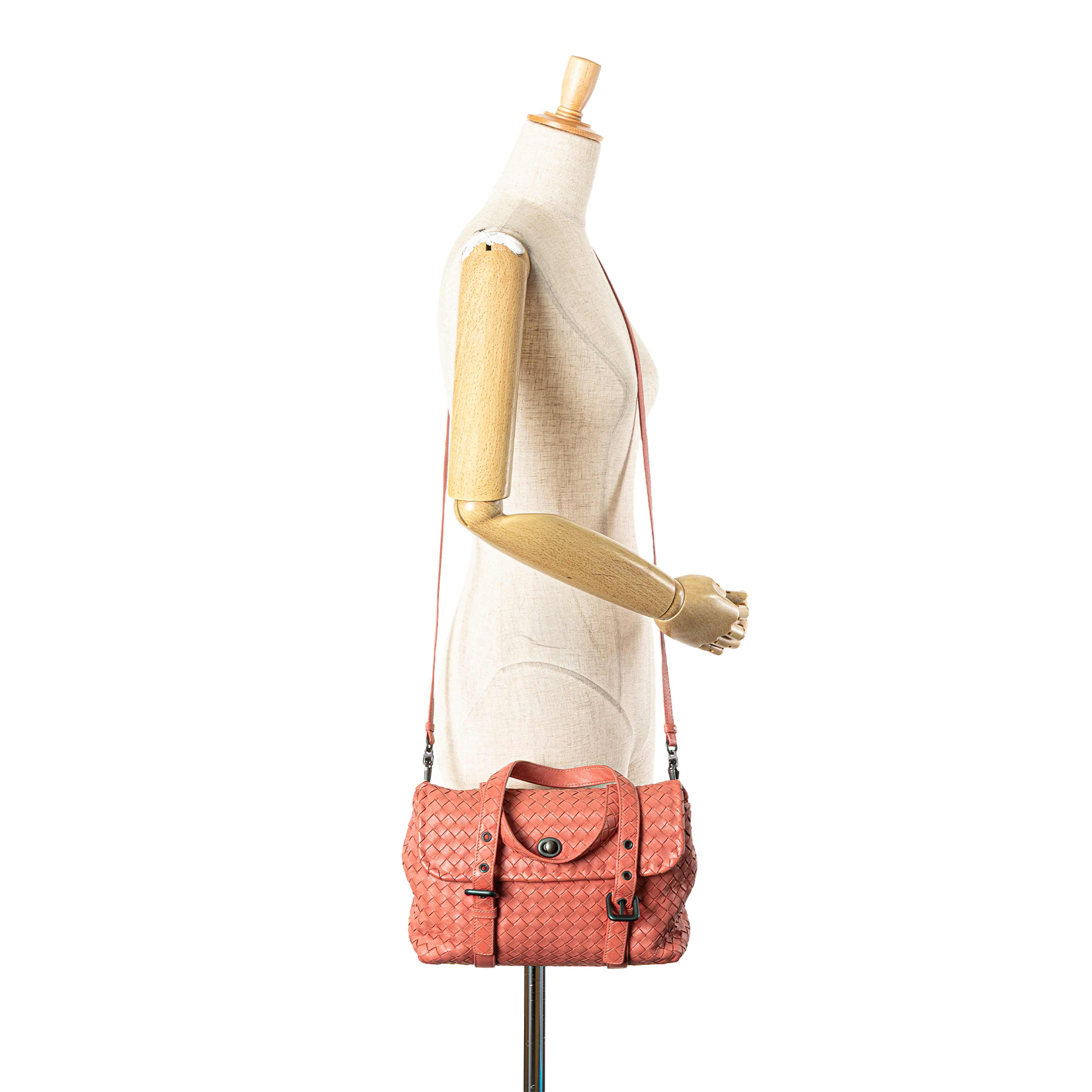 Bottega Veneta Leather Intrecciato Flap Satchel, från Luxclusif, i färgen orange. Klicka för att öppna bilden i stort format