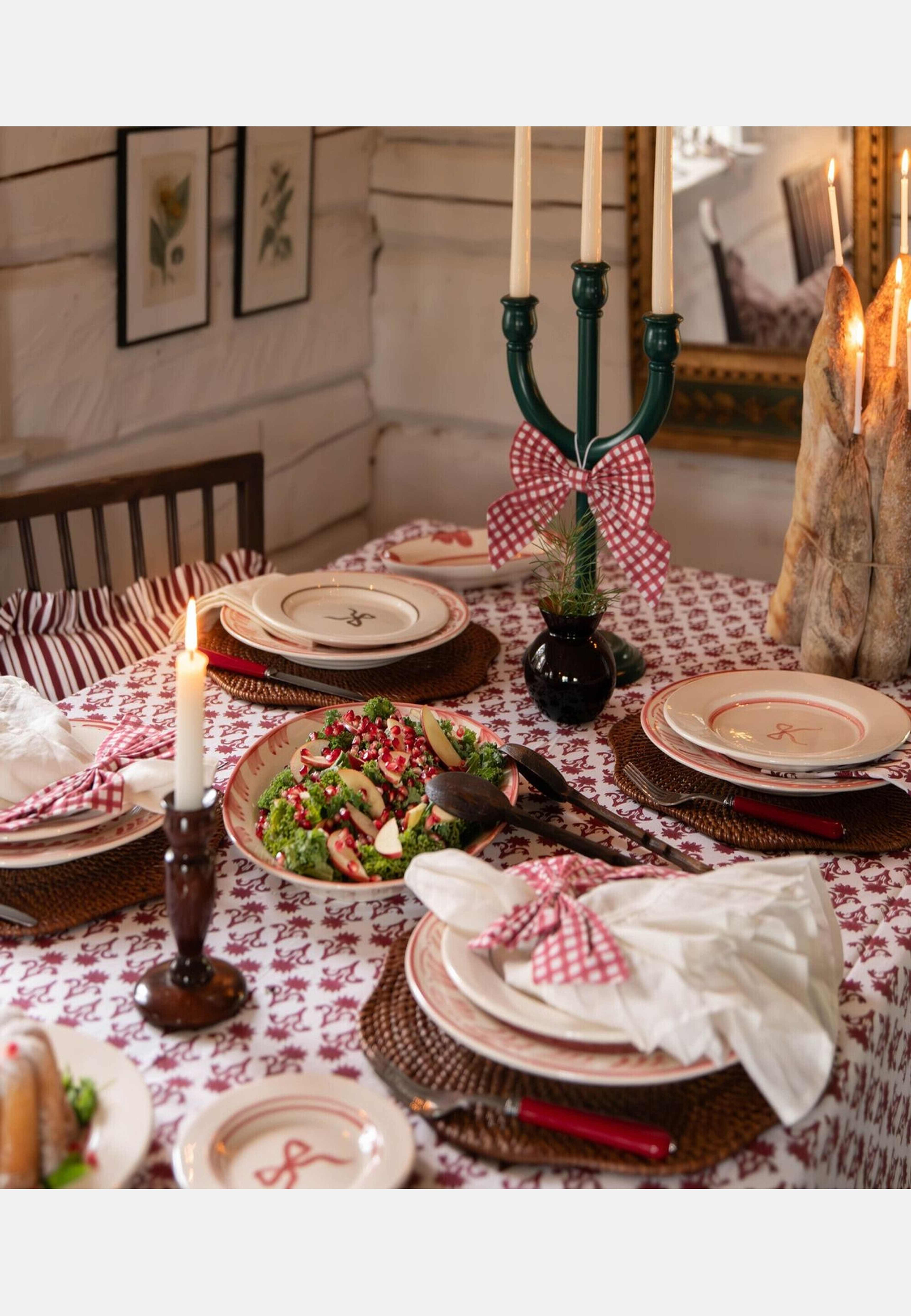 New Classic Litet Serveringsfat - 26 Cm, från Pick A Poppy, i färgen burgundy. Klicka för att öppna bilden i stort format