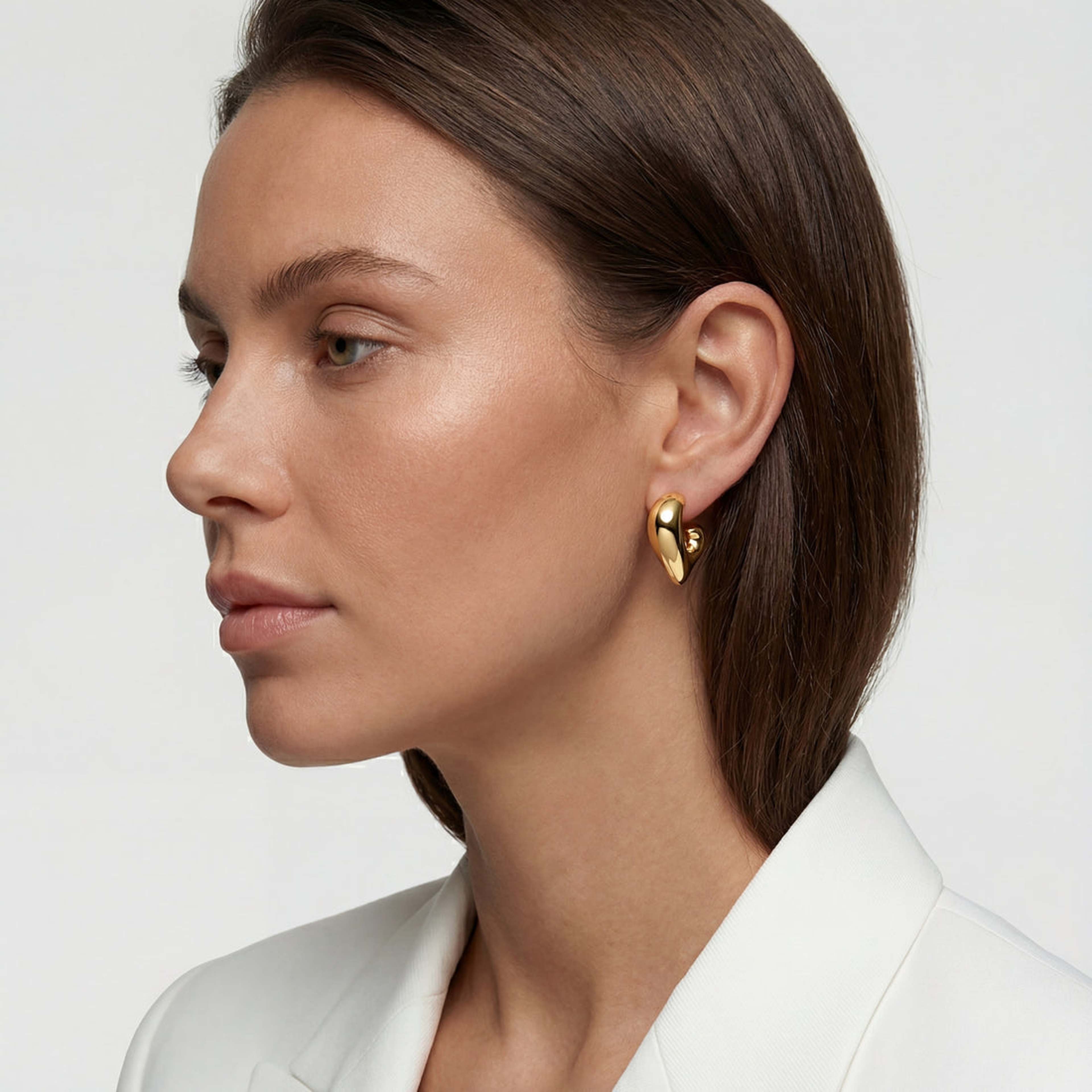 Örhängen Lauria, från Sif Jakobs Jewellery, i färgen gold plated. Klicka för att öppna bilden i stort format