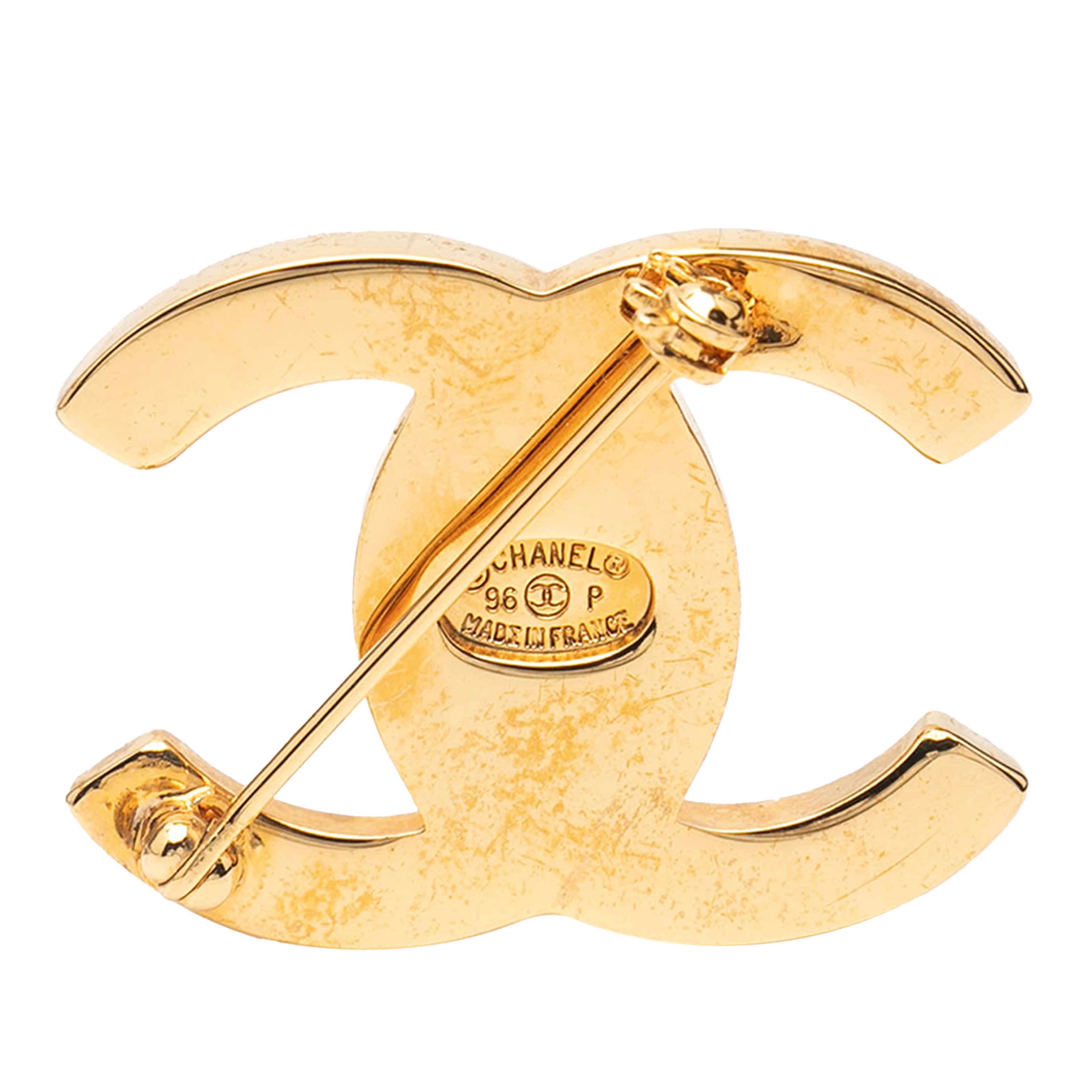 Chanel Gold Plated Cc Turnlock Brooch, från Luxclusif, i färgen gold. Klicka för att öppna bilden i stort format