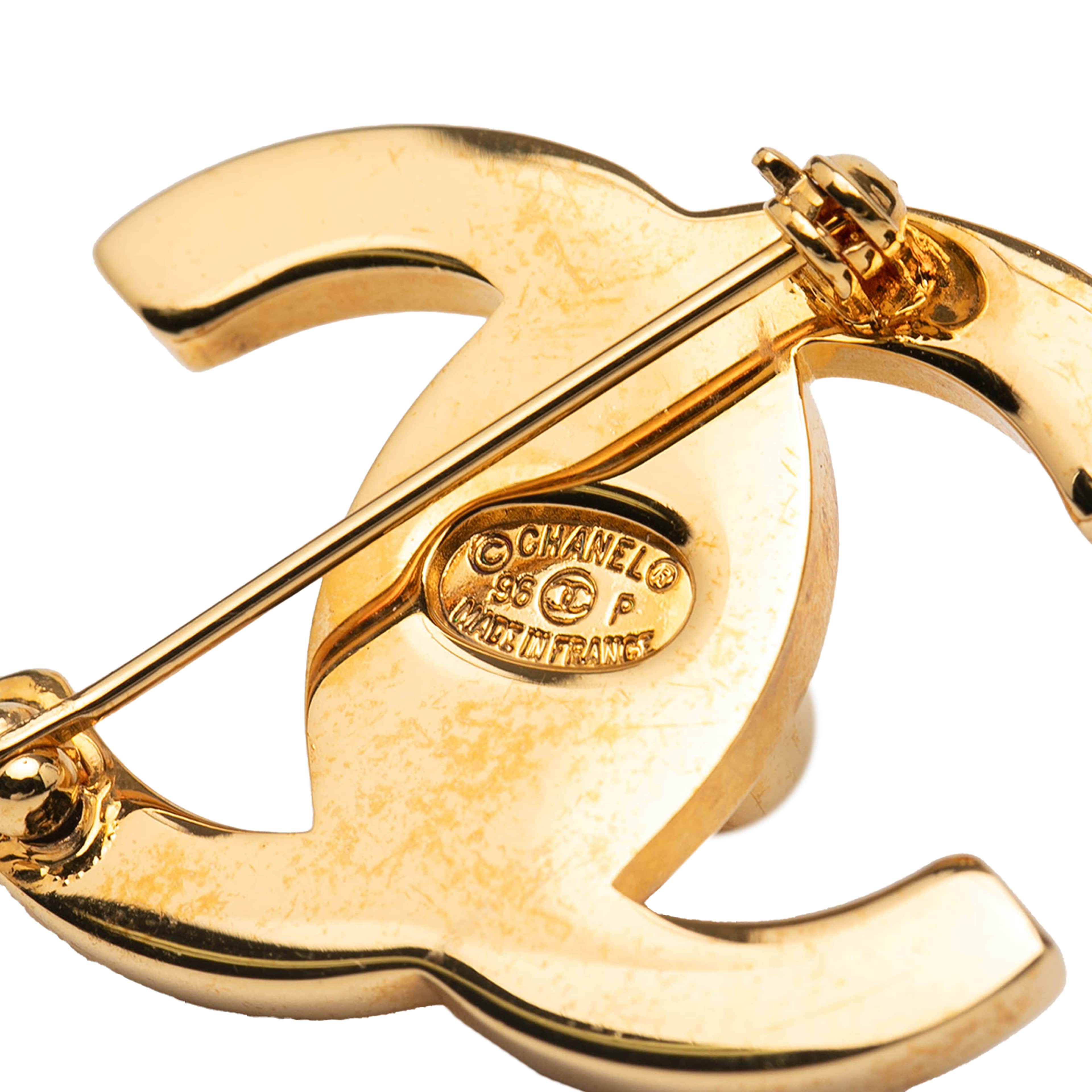 Chanel Gold Plated Cc Turnlock Brooch, från Luxclusif, i färgen gold. Klicka för att öppna bilden i stort format