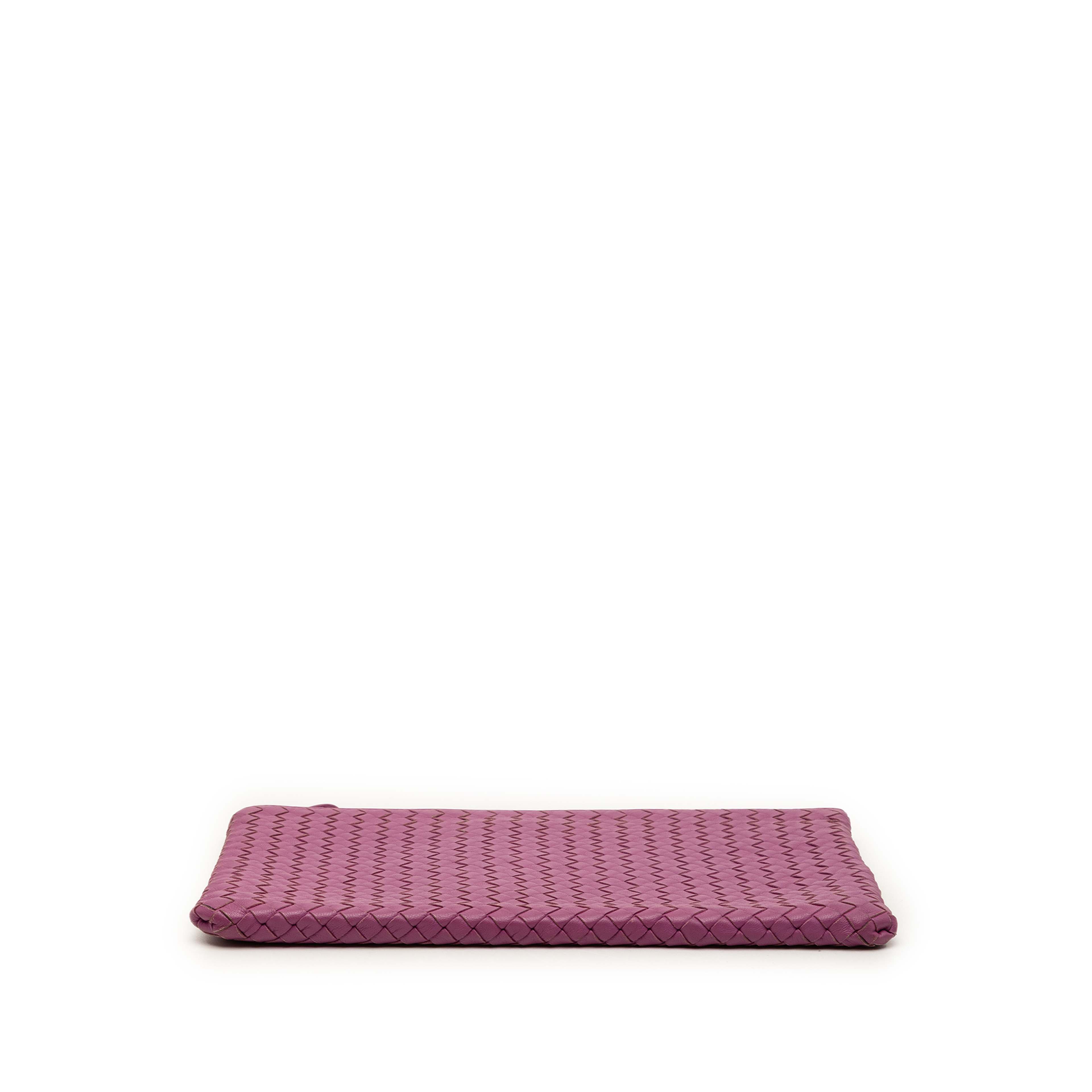 Bottega Veneta Nappa Intrecciato Clutch, från Luxclusif, i färgen magenta. Klicka för att öppna bilden i stort format