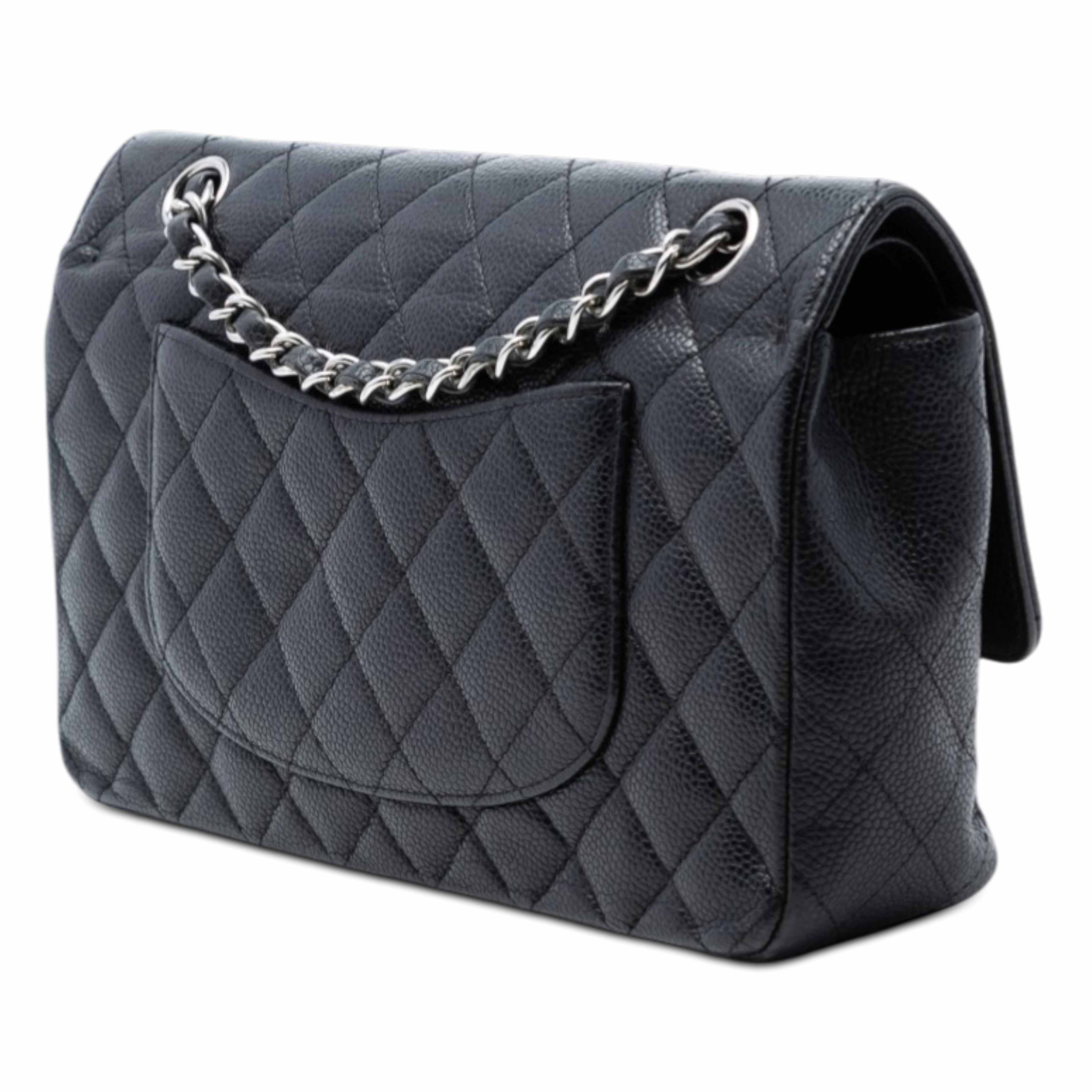 Chanel Medium Classic Caviar Double Flap, från Luxclusif, i färgen black. Klicka för att öppna bilden i stort format