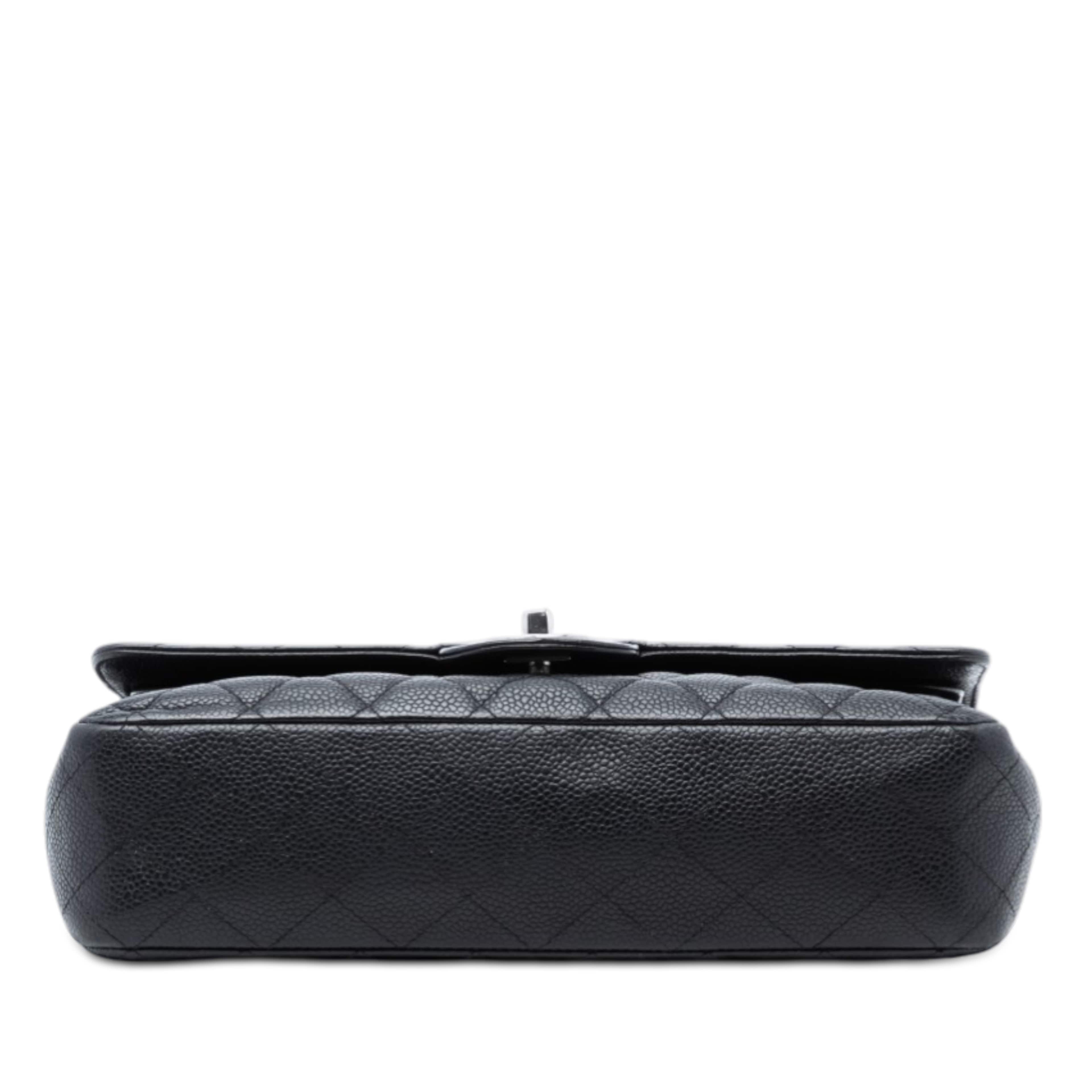 Chanel Medium Classic Caviar Double Flap, från Luxclusif, i färgen svart. Klicka för att öppna bilden i stort format