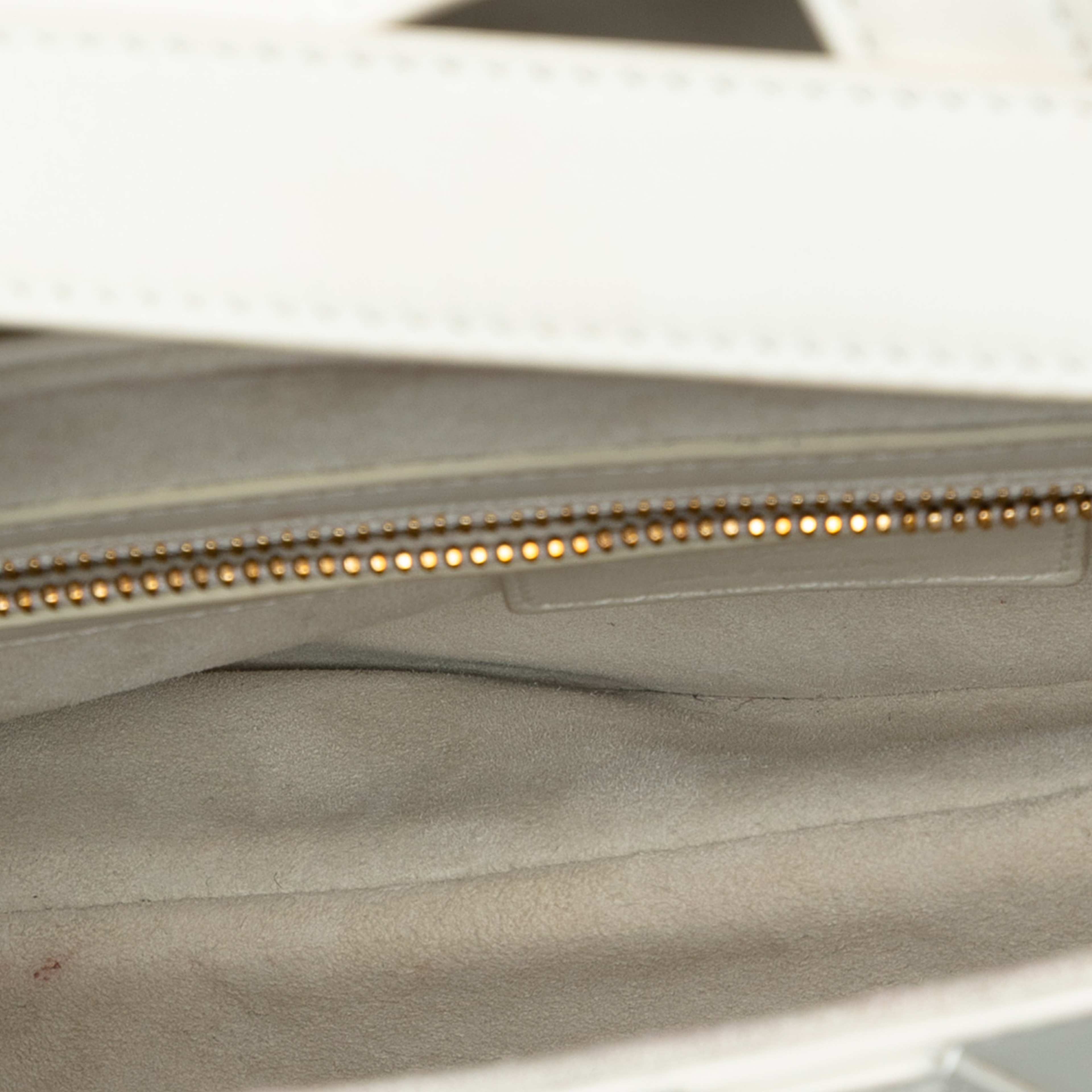 Dior Ultra Matte Calfskin Saddle Bag, från Luxclusif, i färgen white. Klicka för att öppna bilden i stort format