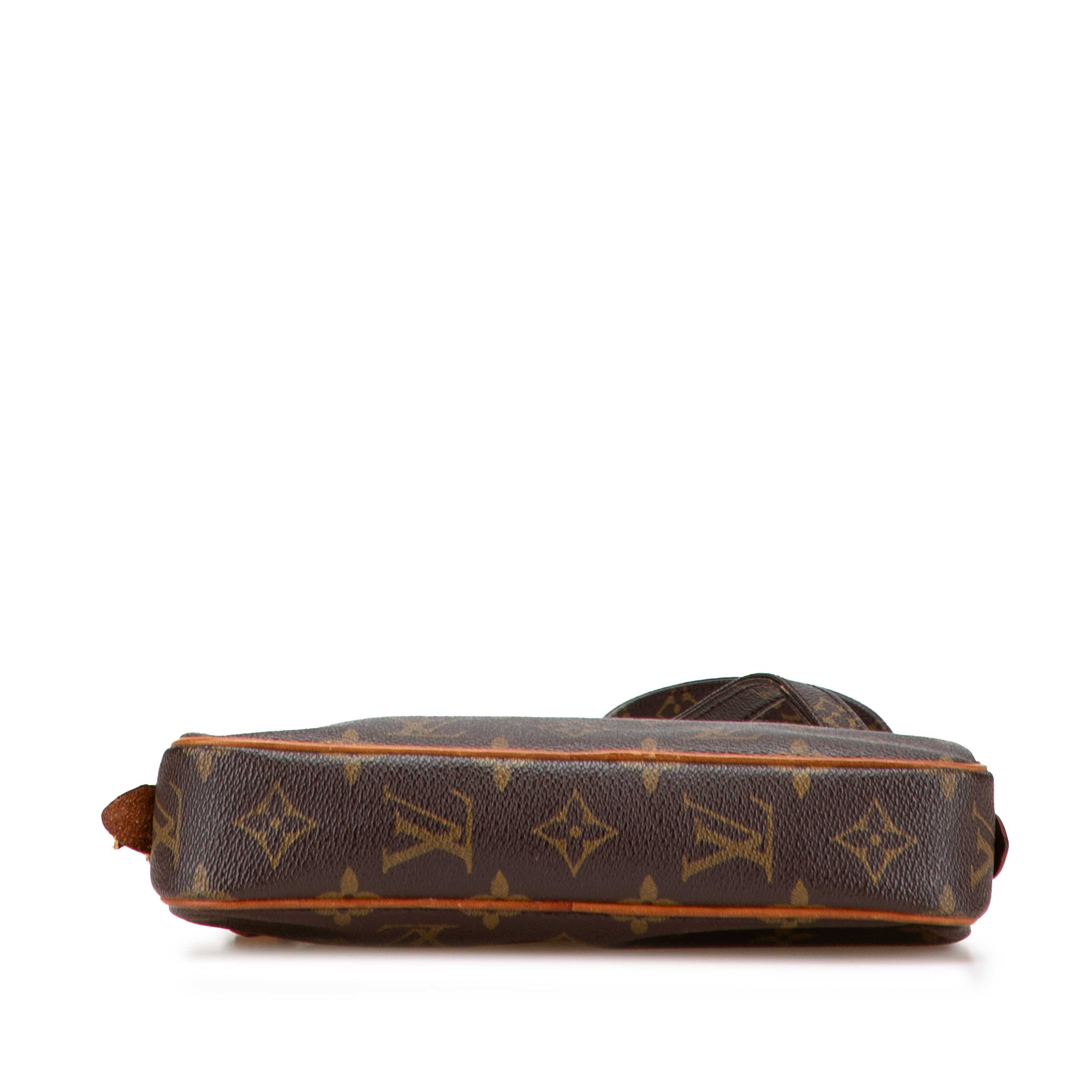 Louis Vuitton Monogram Pochette Marly Bandouliere, från Luxclusif, i färgen brown. Klicka för att öppna bilden i stort format
