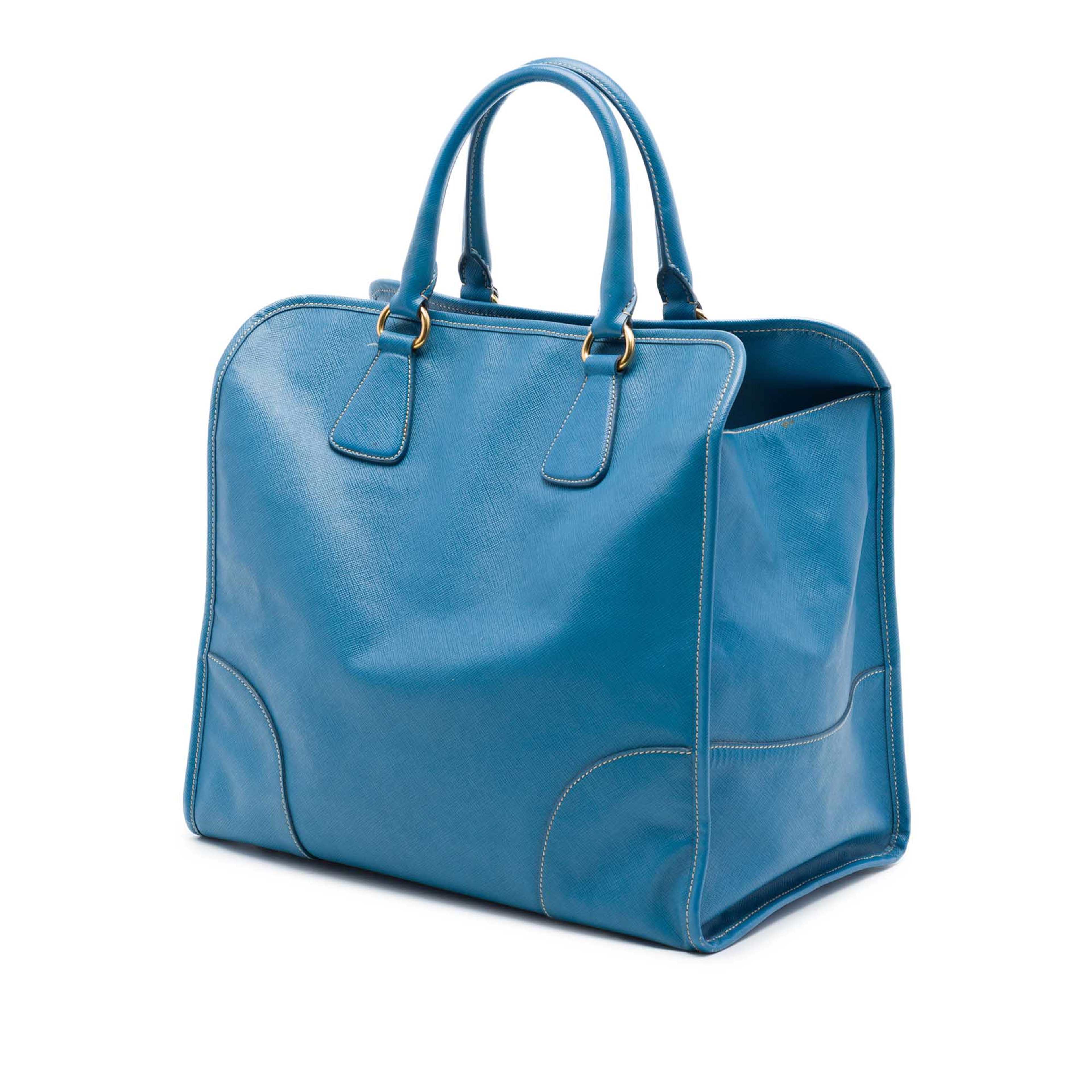 Prada Saffiano Lux Shopping Tote, från Luxclusif, i färgen blå. Klicka för att öppna bilden i stort format