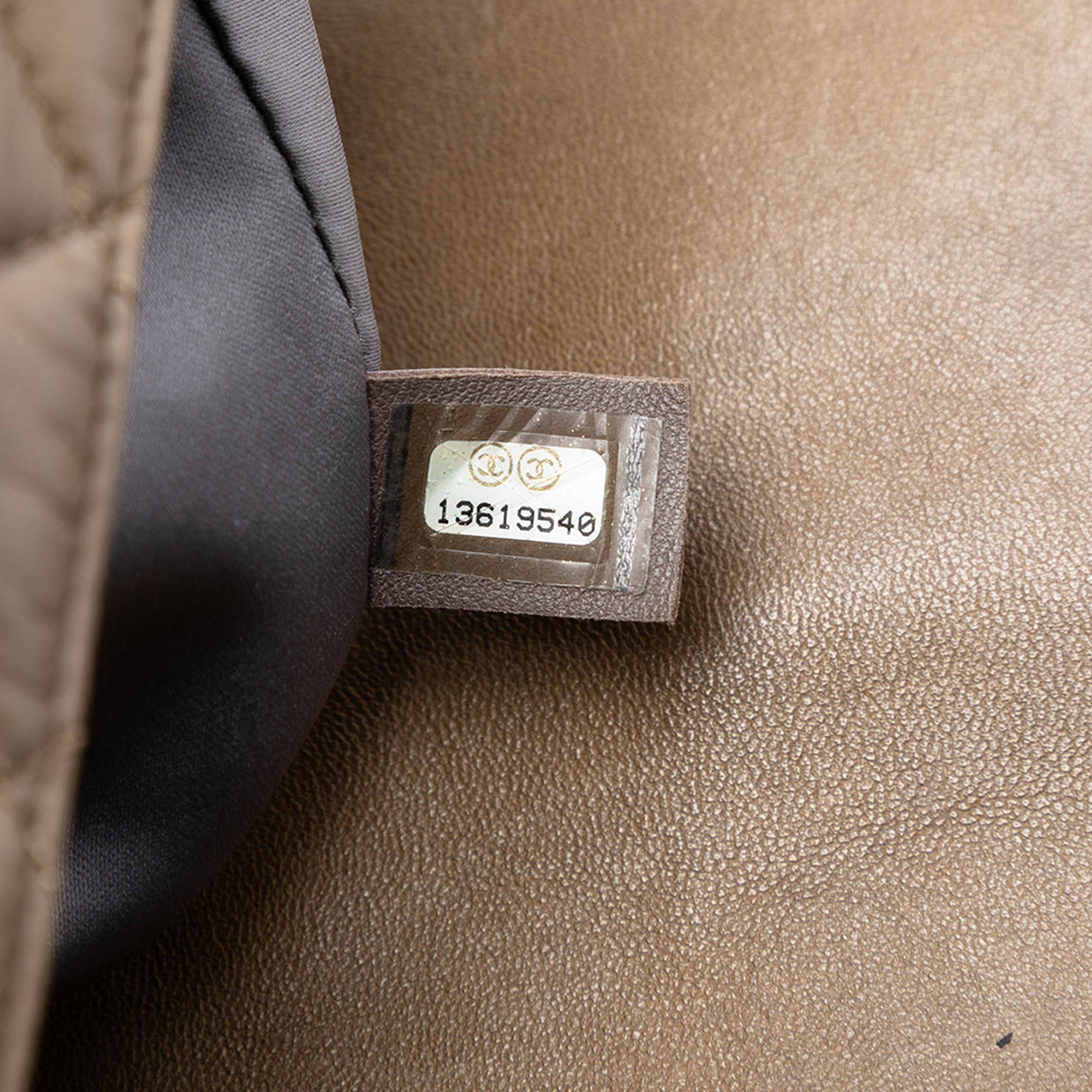 Chanel Jumbo Quilted Lambskin Coco Rain Flap, från Luxclusif, i färgen light brown. Klicka för att öppna bilden i stort format