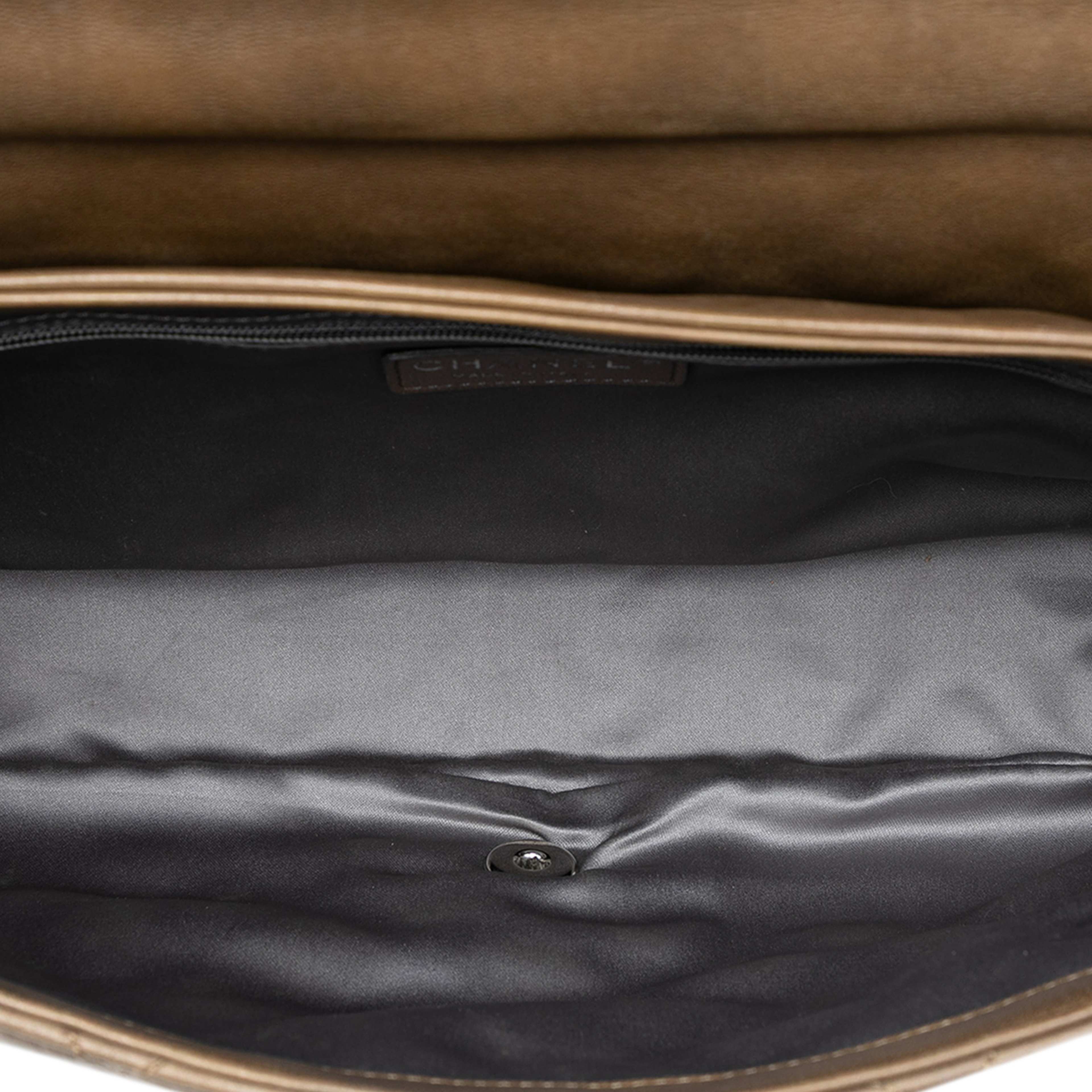 Chanel Jumbo Quilted Lambskin Coco Rain Flap, från Luxclusif, i färgen light brown. Klicka för att öppna bilden i stort format