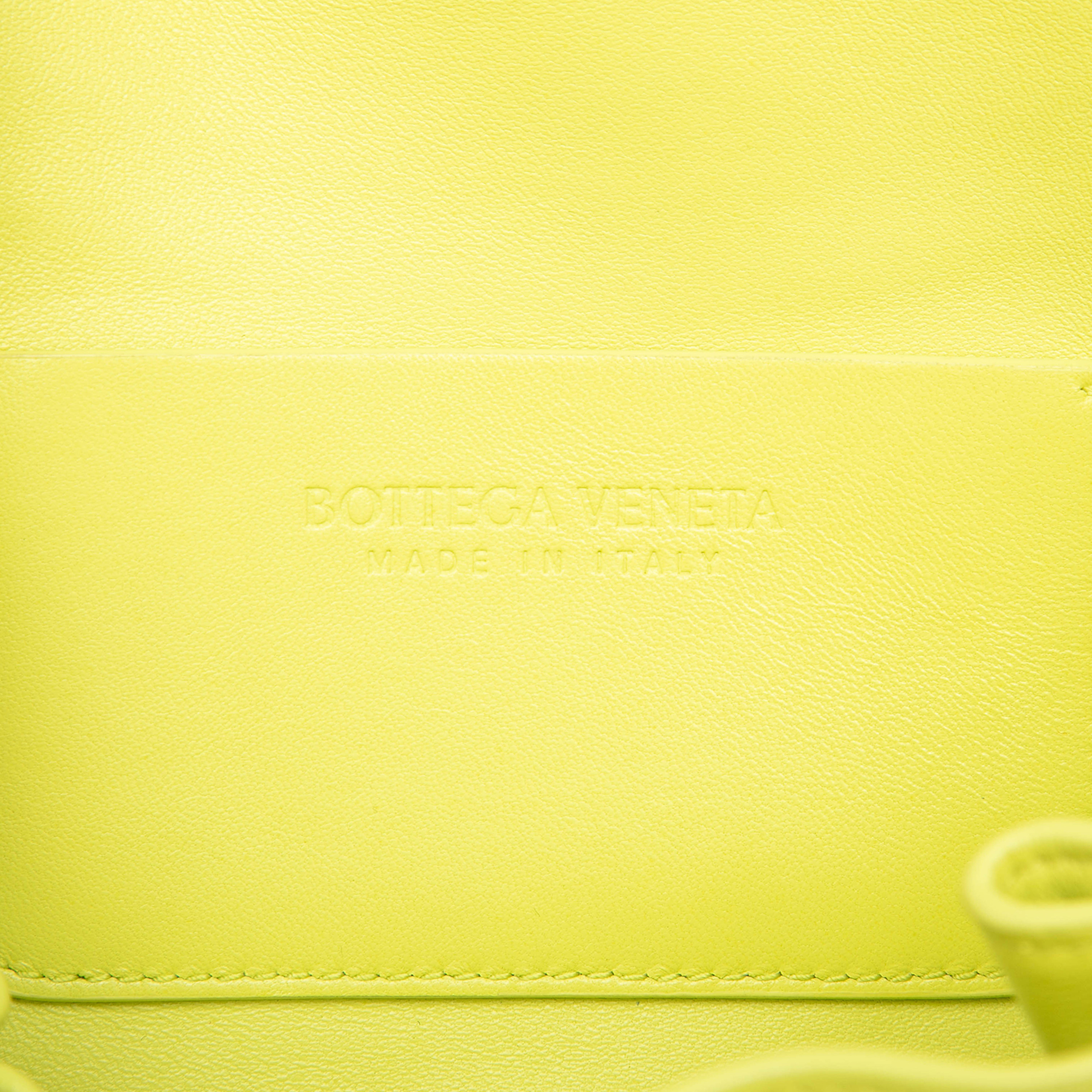 Bottega Veneta Leather Beak Crossbody, från Luxclusif, i färgen neon yellow. Klicka för att öppna bilden i stort format