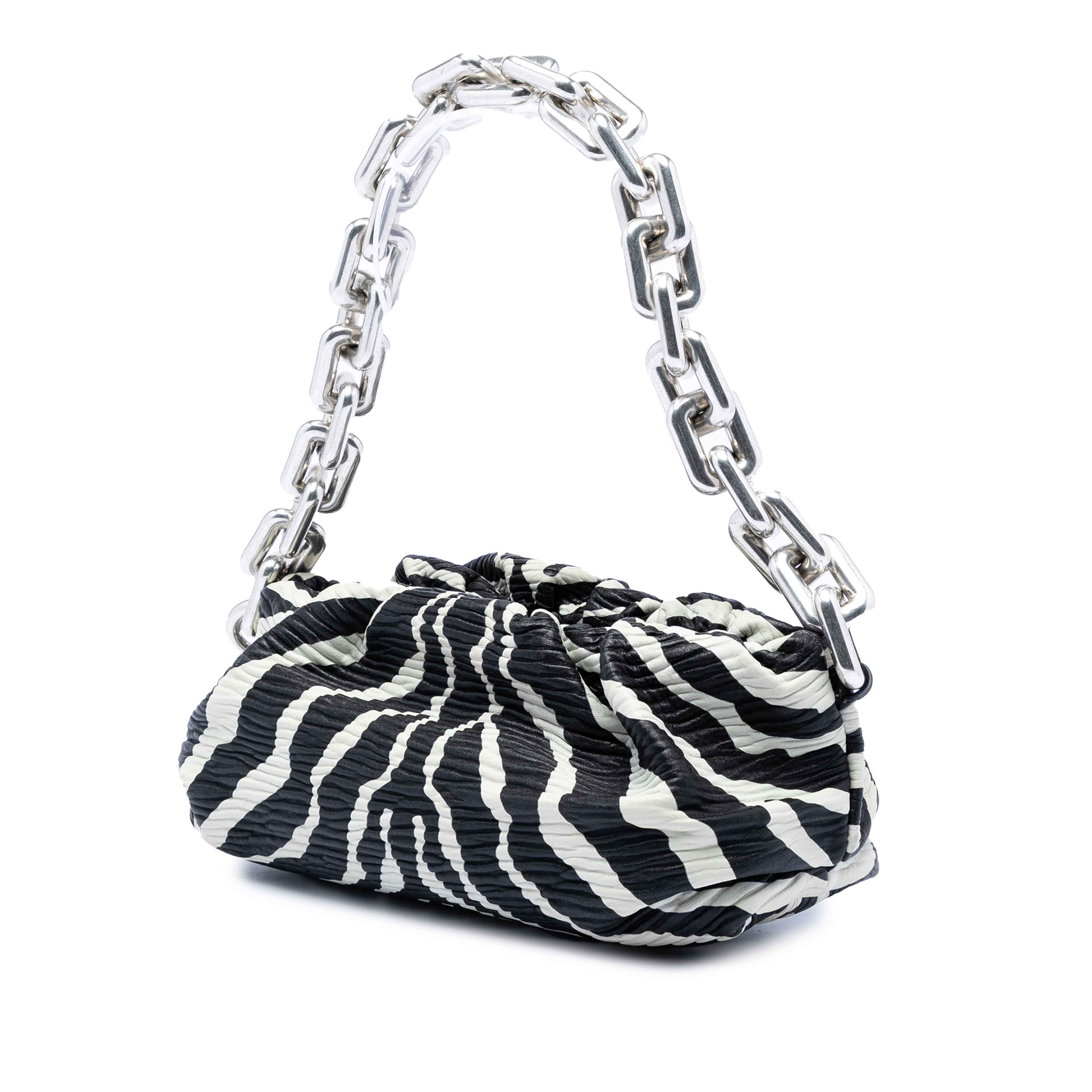Bottega Veneta Textured Nappa Zebra Print Chain Pouch, från Luxclusif, i färgen black. Klicka för att öppna bilden i stort format