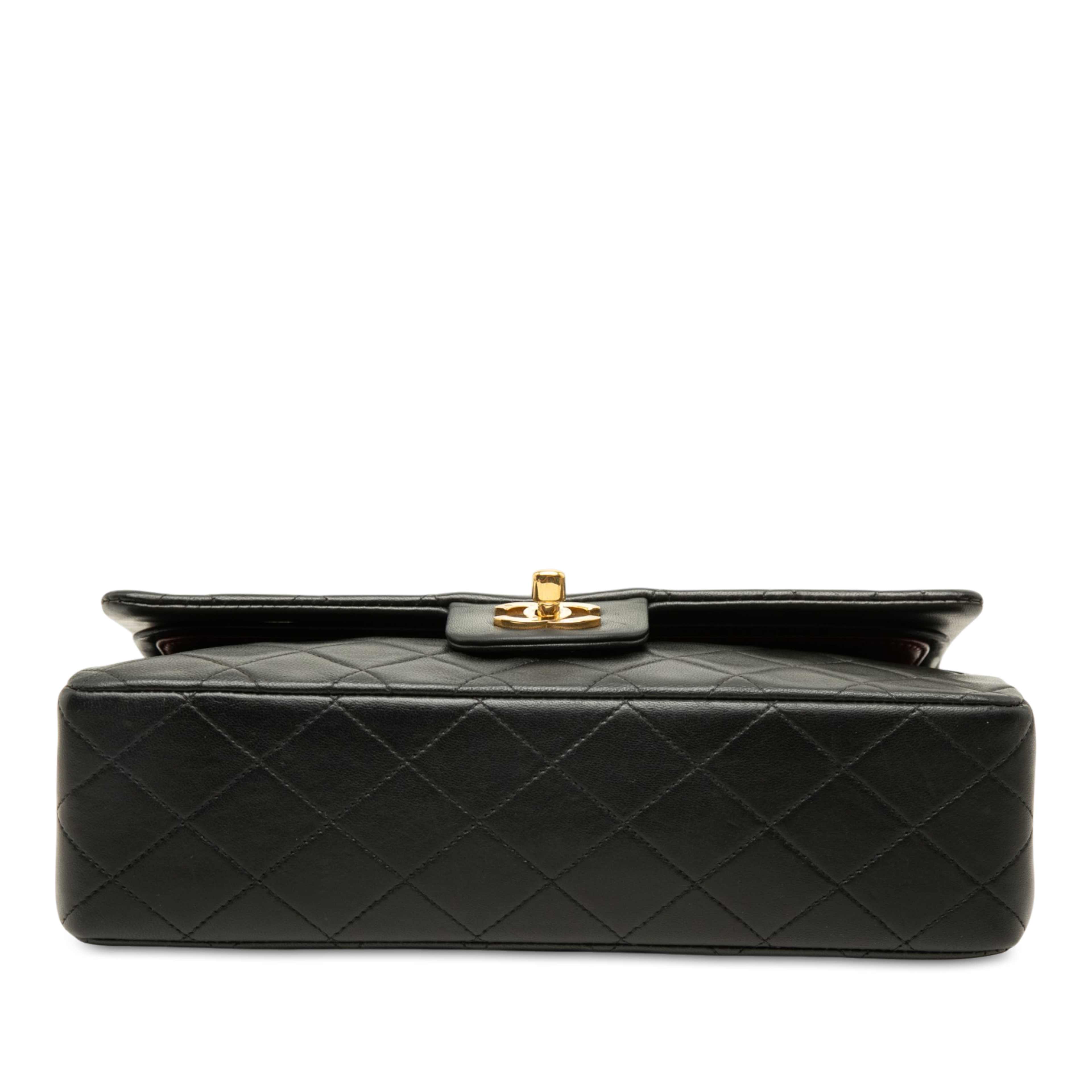 Chanel Medium Classic Lambskin Double Flap, från Luxclusif, i färgen svart. Klicka för att öppna bilden i stort format