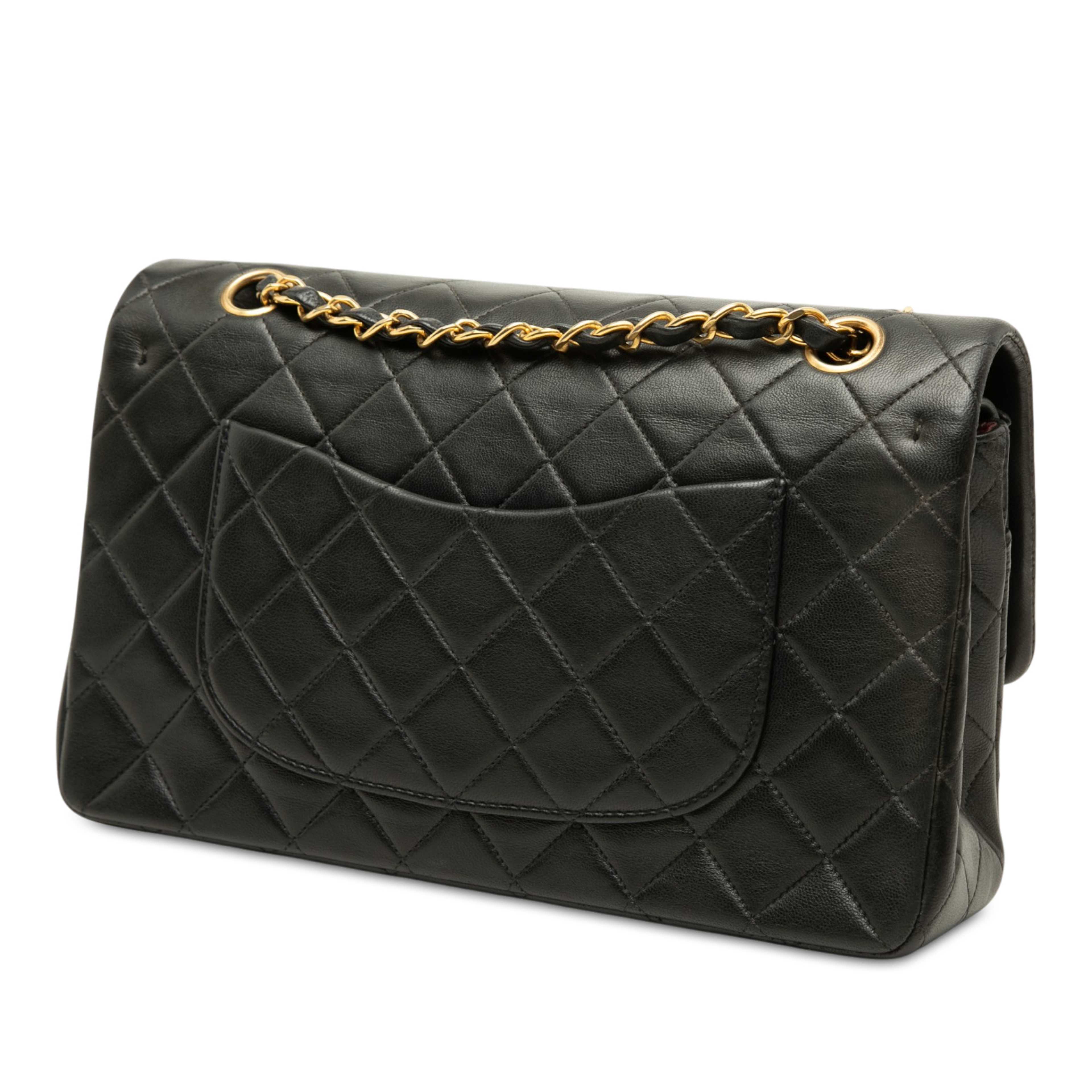 Chanel Medium Classic Lambskin Double Flap, från Luxclusif, i färgen svart. Klicka för att öppna bilden i stort format