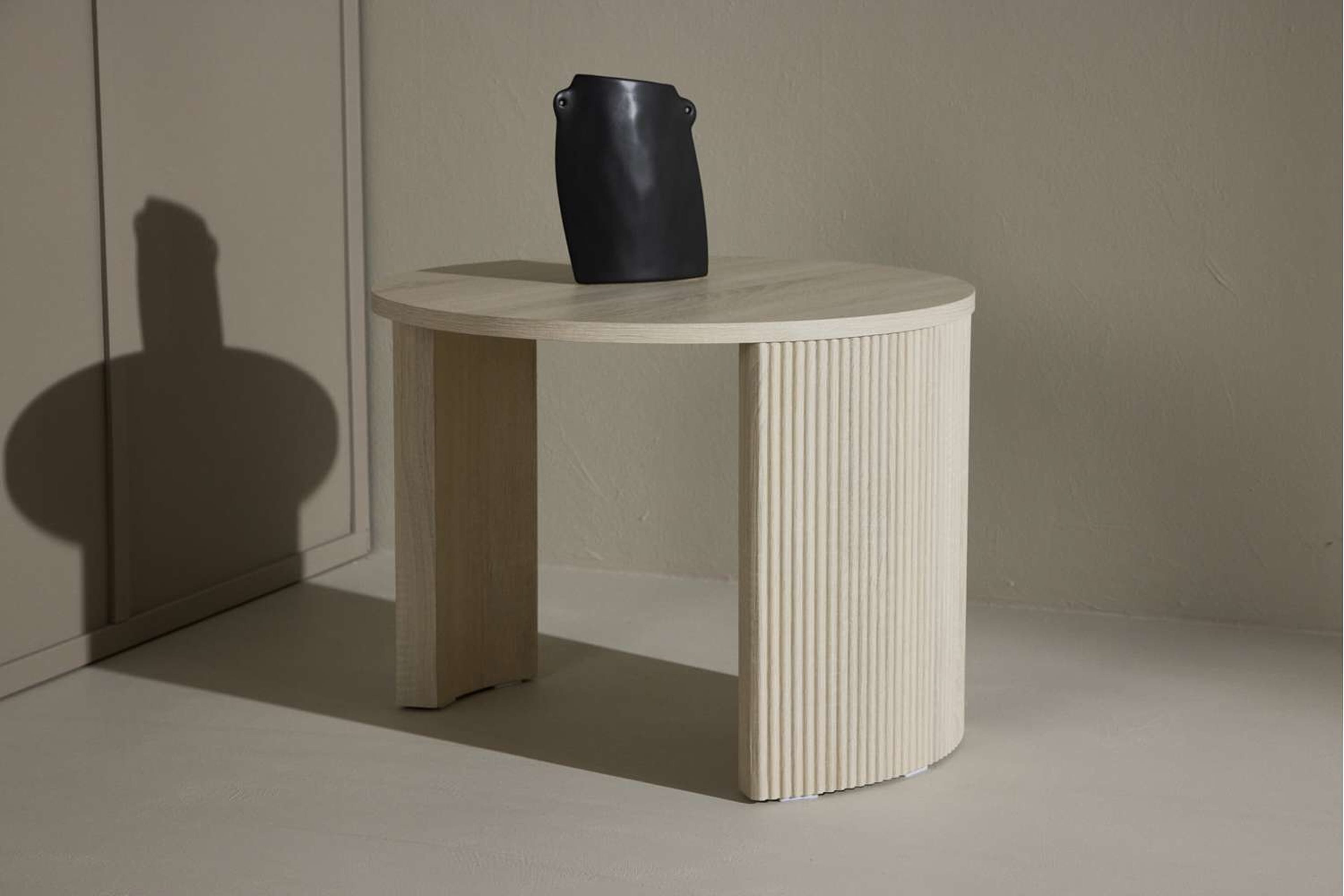 Bristol Soffbord, från Venture Home, i färgen whitewash. Klicka för att öppna bilden i stort format