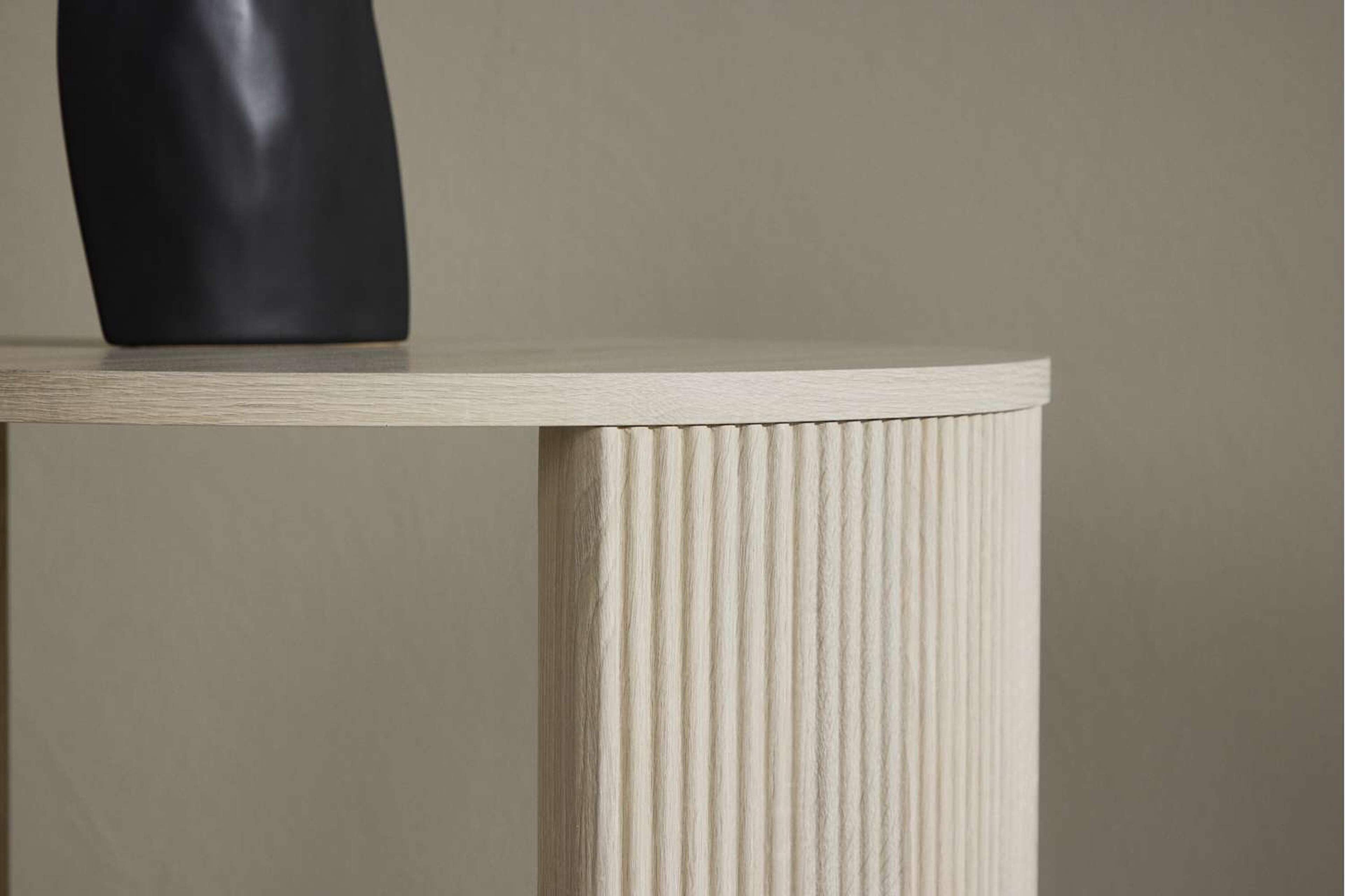 Bristol Soffbord, från Venture Home, i färgen whitewash. Klicka för att öppna bilden i stort format