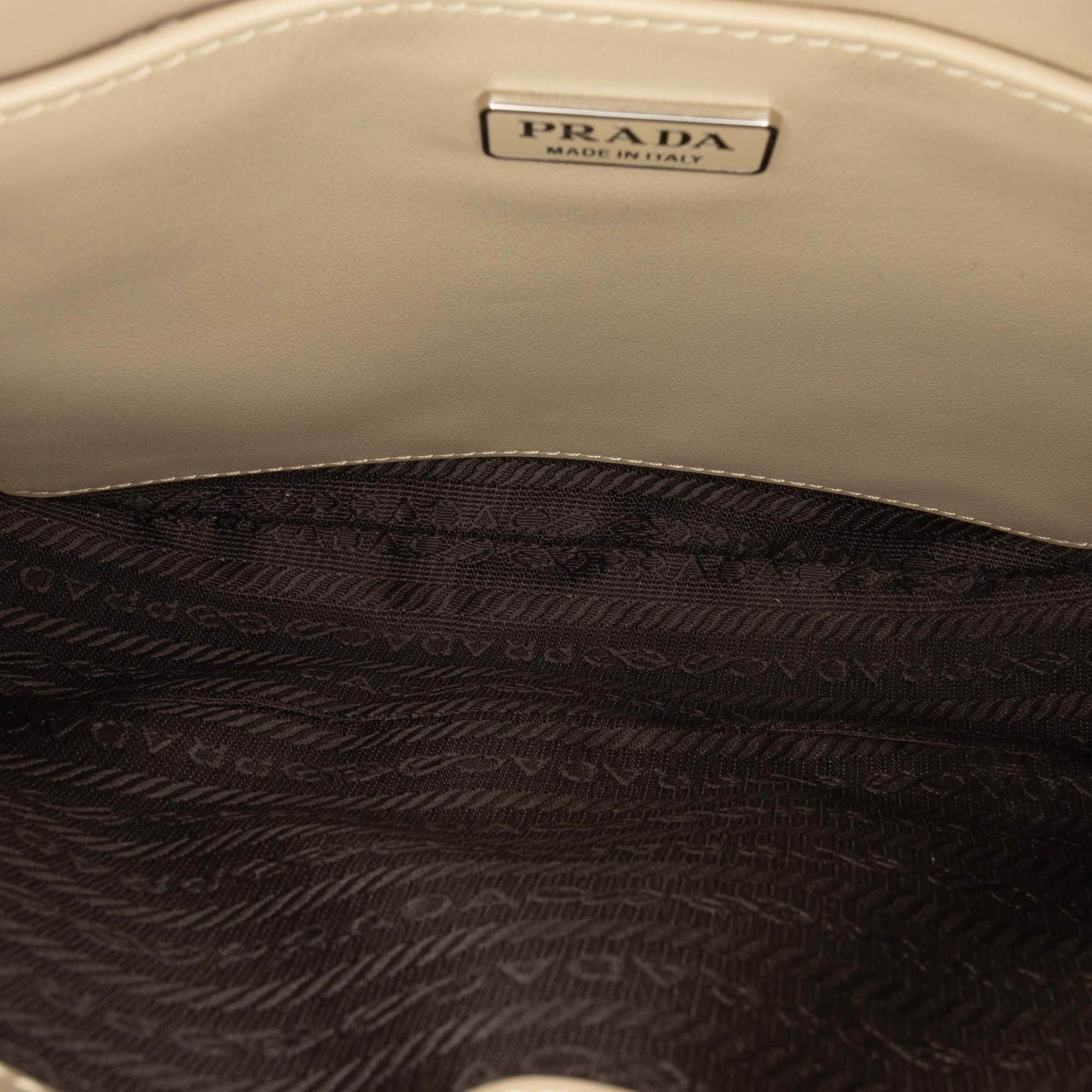 Prada Brushed Leather Cleo Shoulder Bag, från Luxclusif, i färgen beige. Klicka för att öppna bilden i stort format