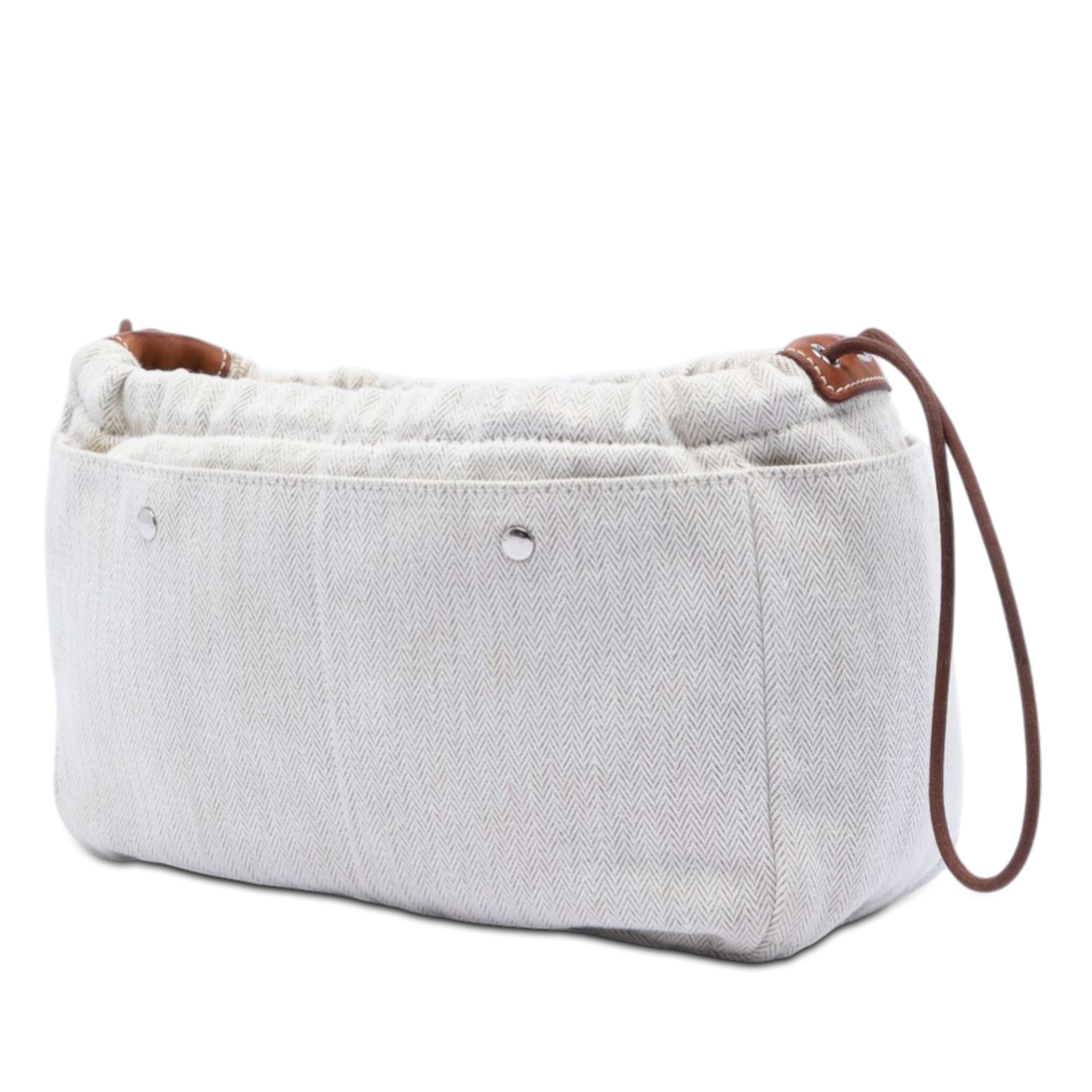 Hermès Canvas And Barenia Fourbi Pouch 25, från Luxclusif, i färgen brun. Klicka för att öppna bilden i stort format