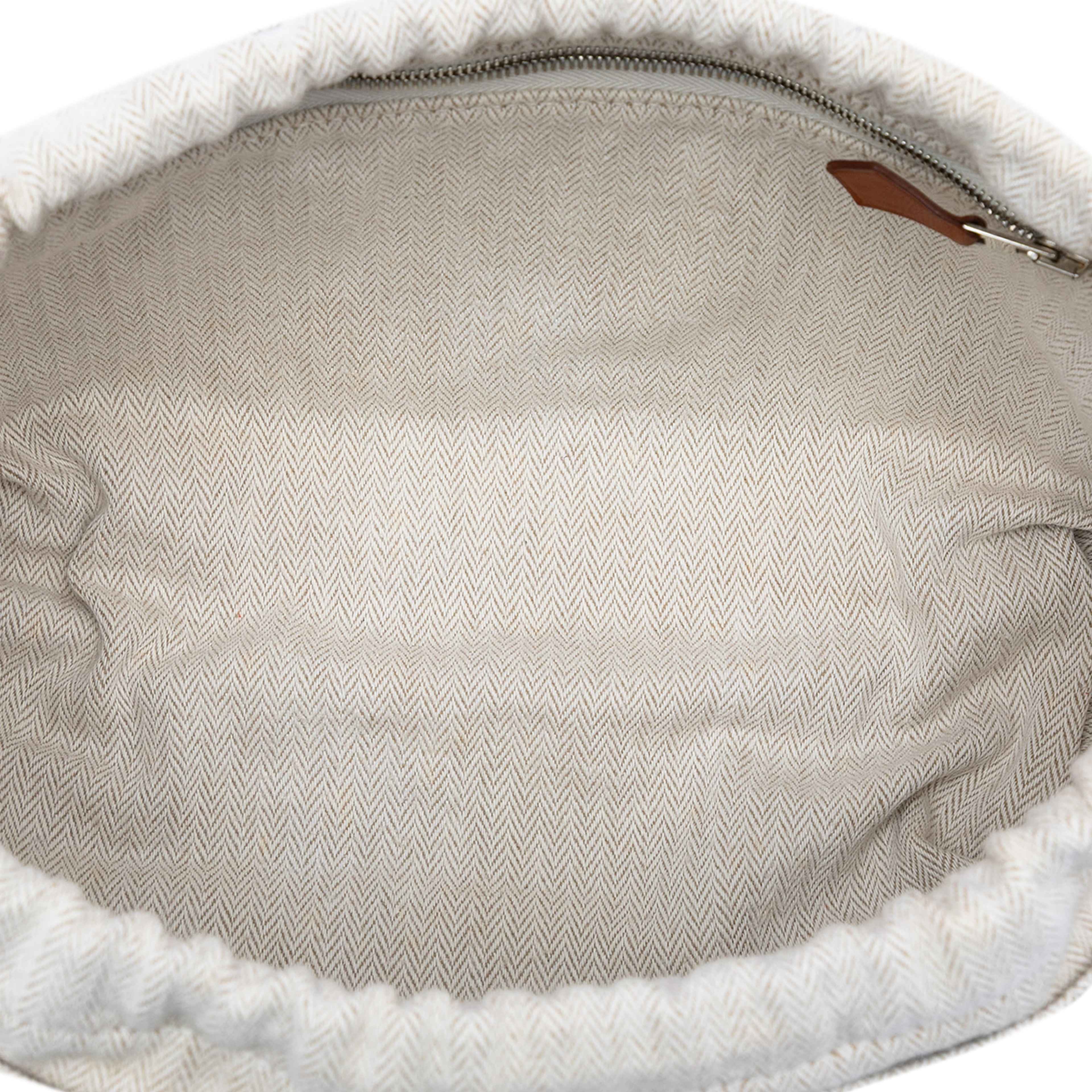 Hermès Canvas And Barenia Fourbi Pouch 25, från Luxclusif, i färgen light beige. Klicka för att öppna bilden i stort format