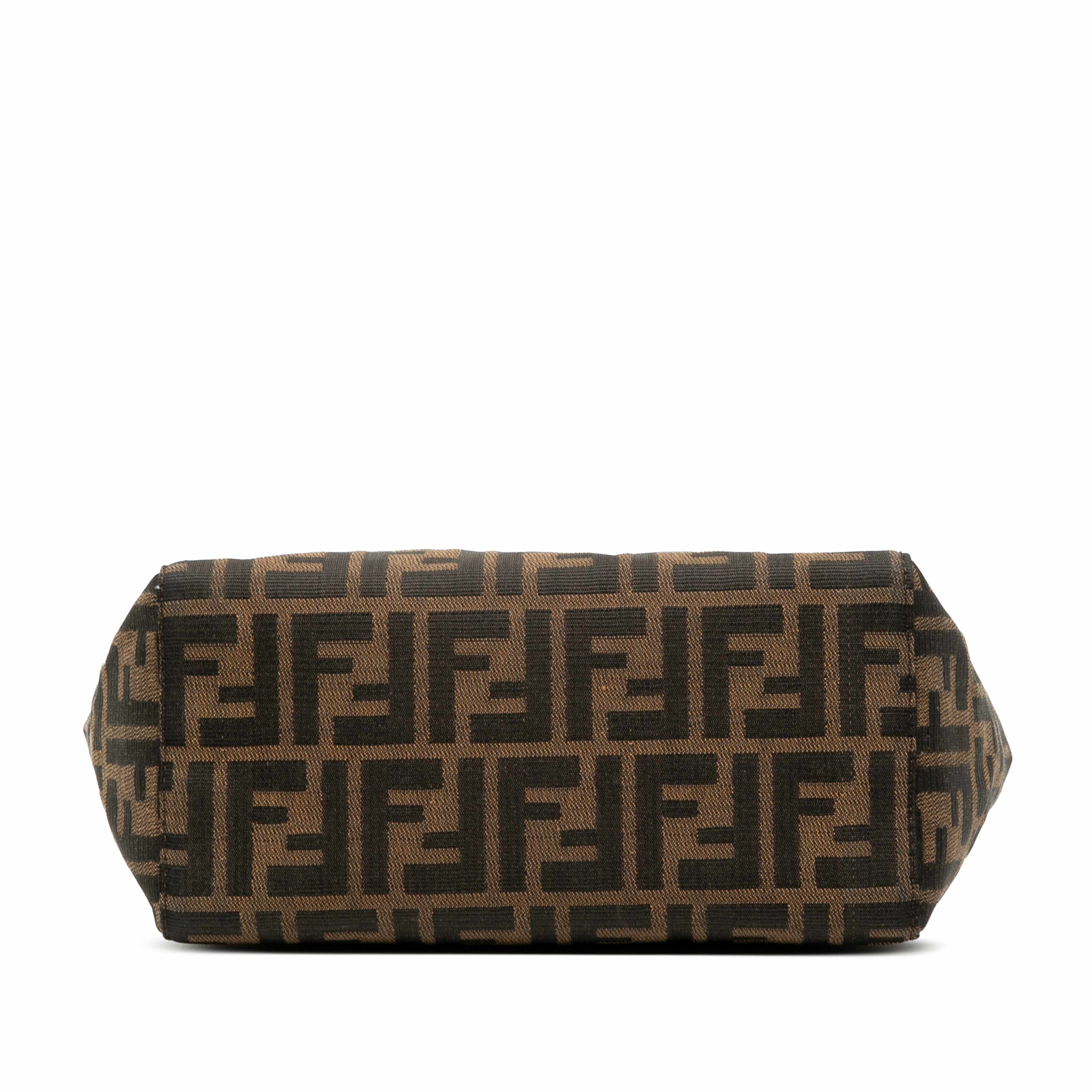 Fendi Zucca Canvas Bento Box Shoulder Bag, från Luxclusif, i färgen brun. Klicka för att öppna bilden i stort format
