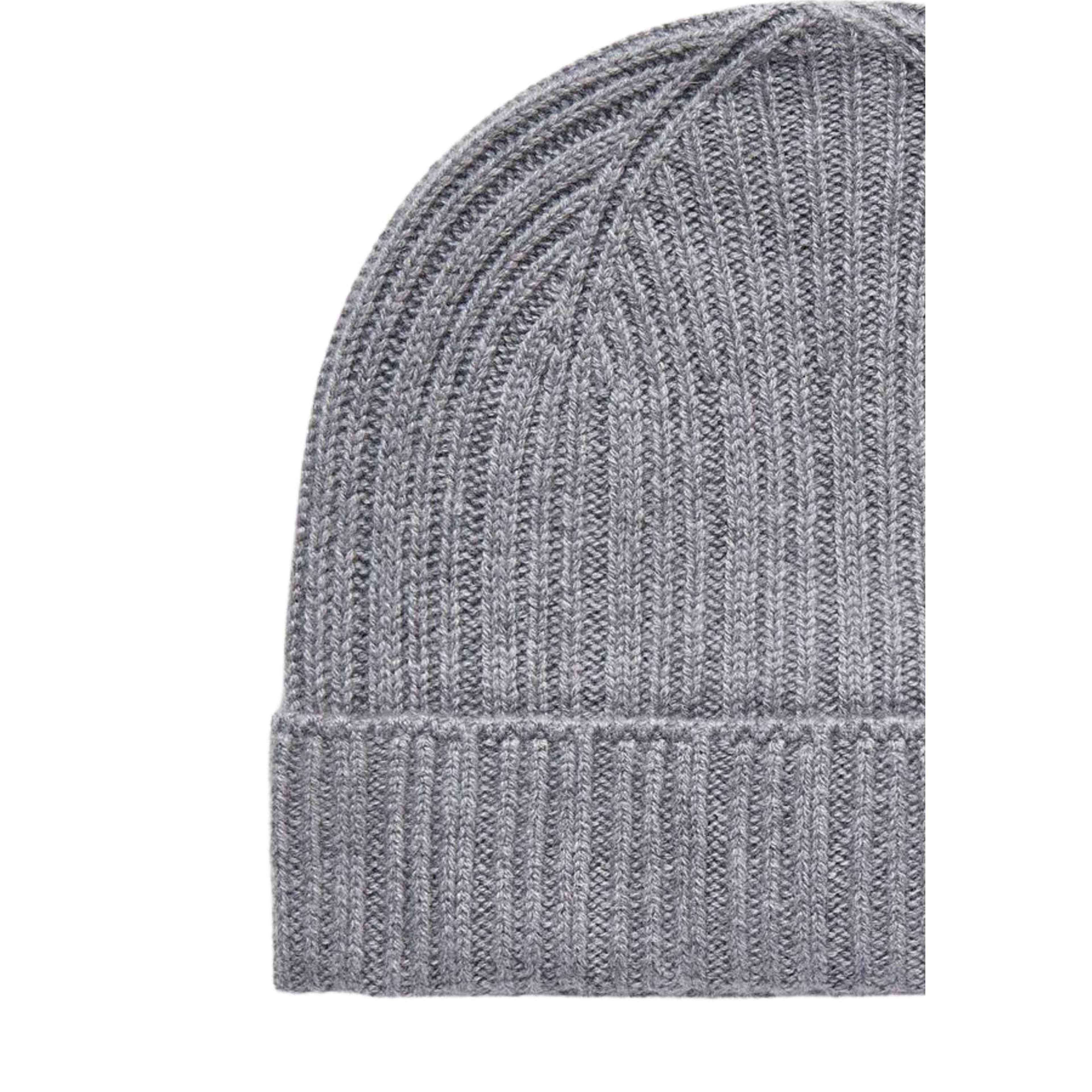 Cashmere Beanie, från John Henric, i färgen ljusgrå. Klicka för att öppna bilden i stort format