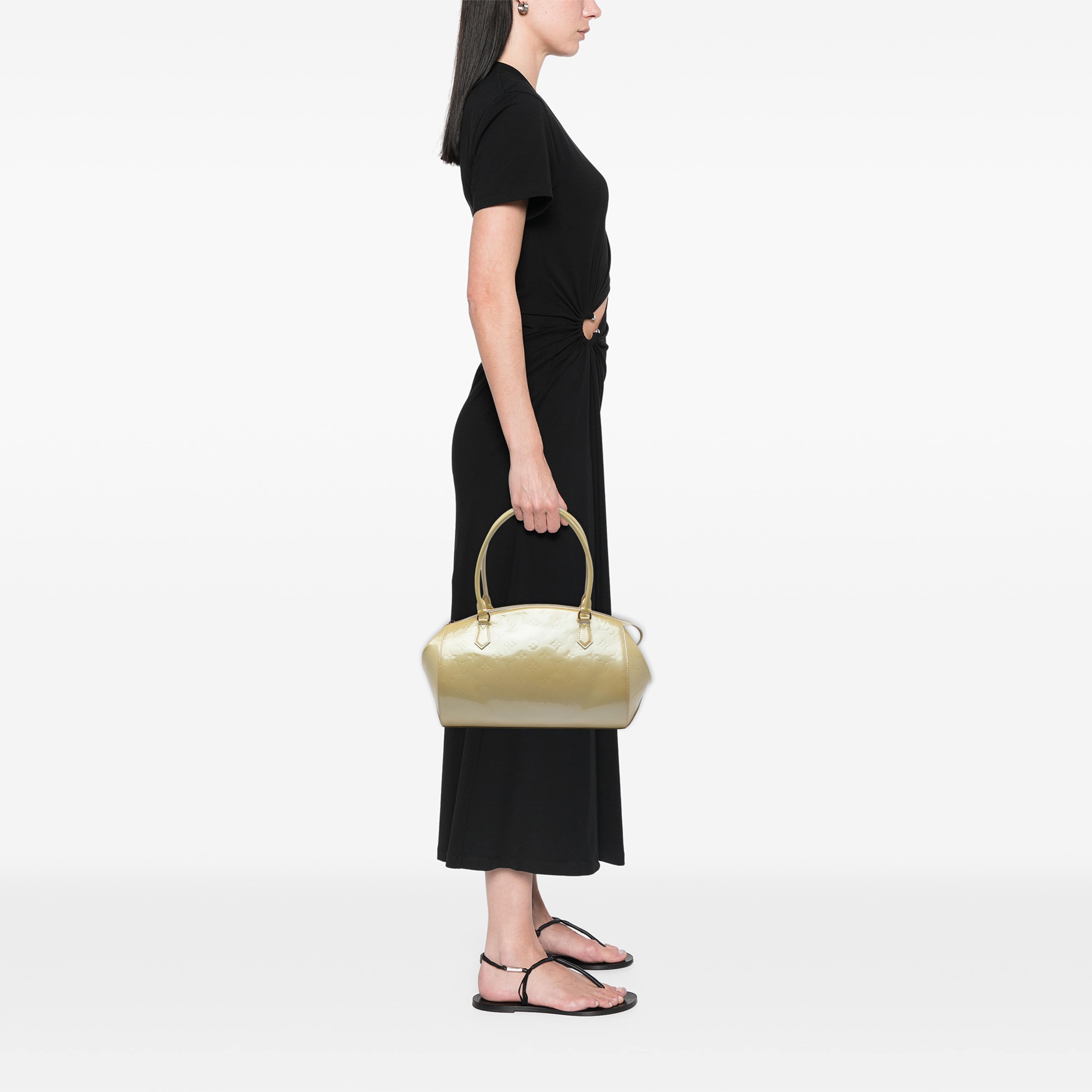 Louis Vuitton Monogram Vernis Sherwood Pm, från Luxclusif, i färgen beige. Klicka för att öppna bilden i stort format