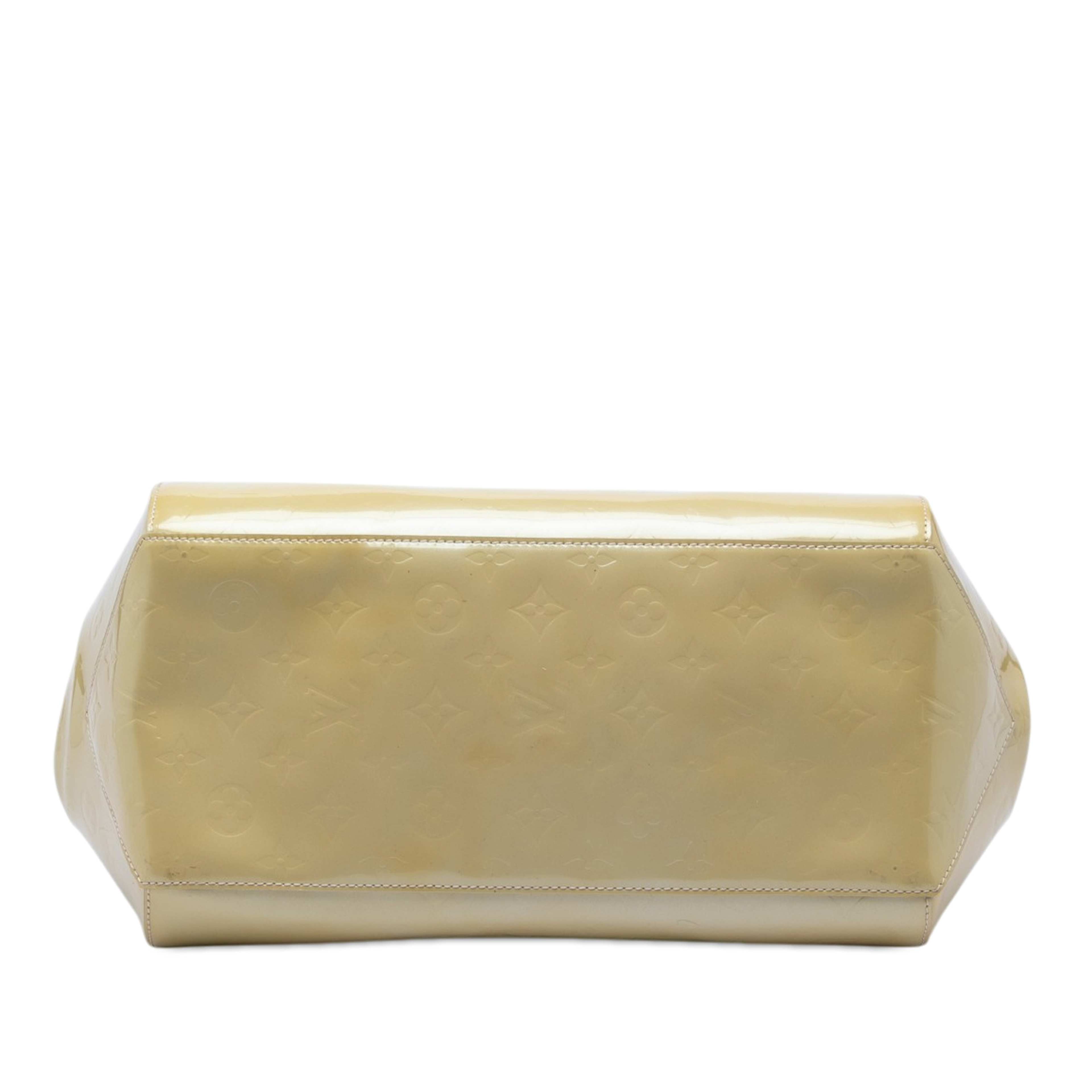 Louis Vuitton Monogram Vernis Sherwood Pm, från Luxclusif, i färgen beige. Klicka för att öppna bilden i stort format