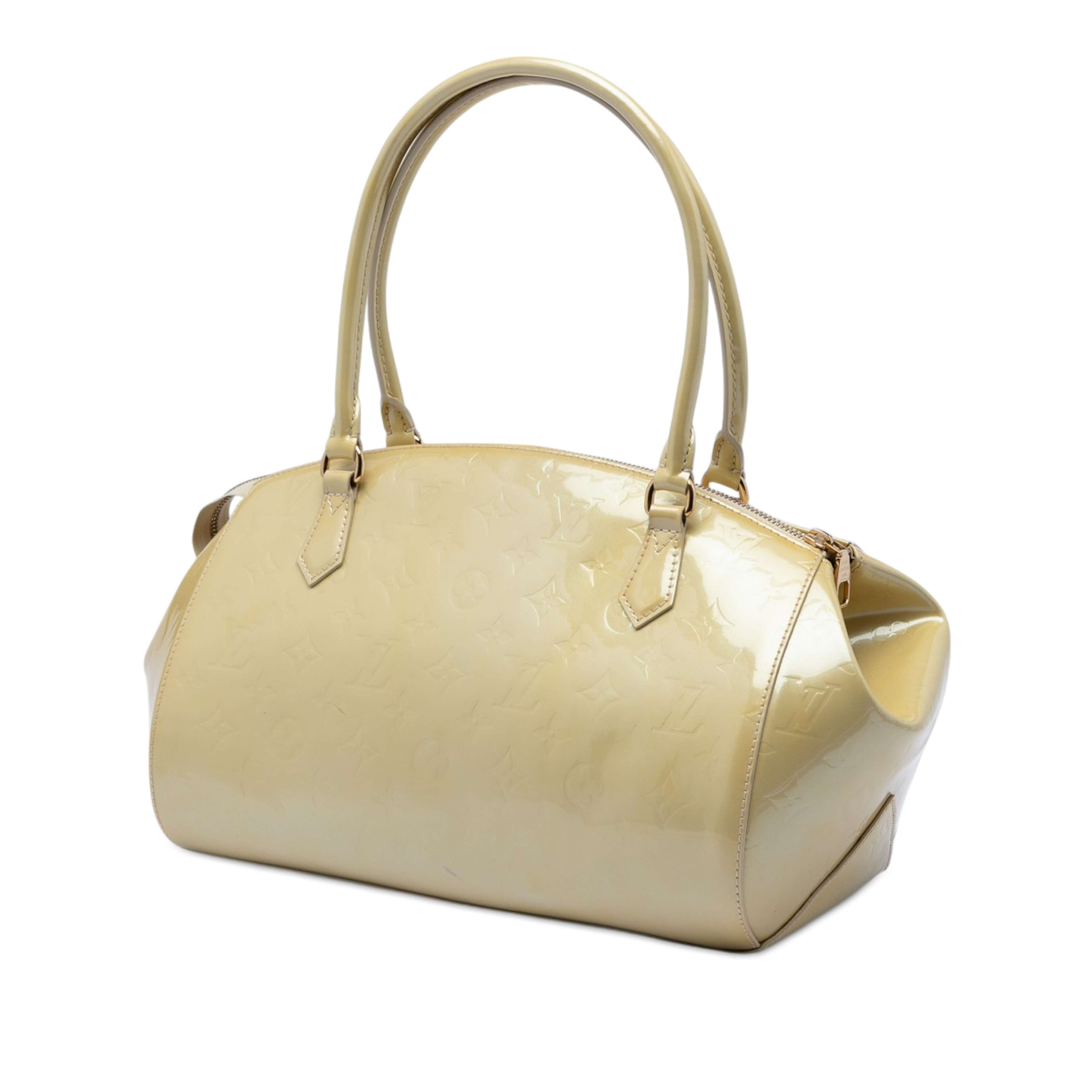 Louis Vuitton Monogram Vernis Sherwood Pm, från Luxclusif, i färgen beige. Klicka för att öppna bilden i stort format