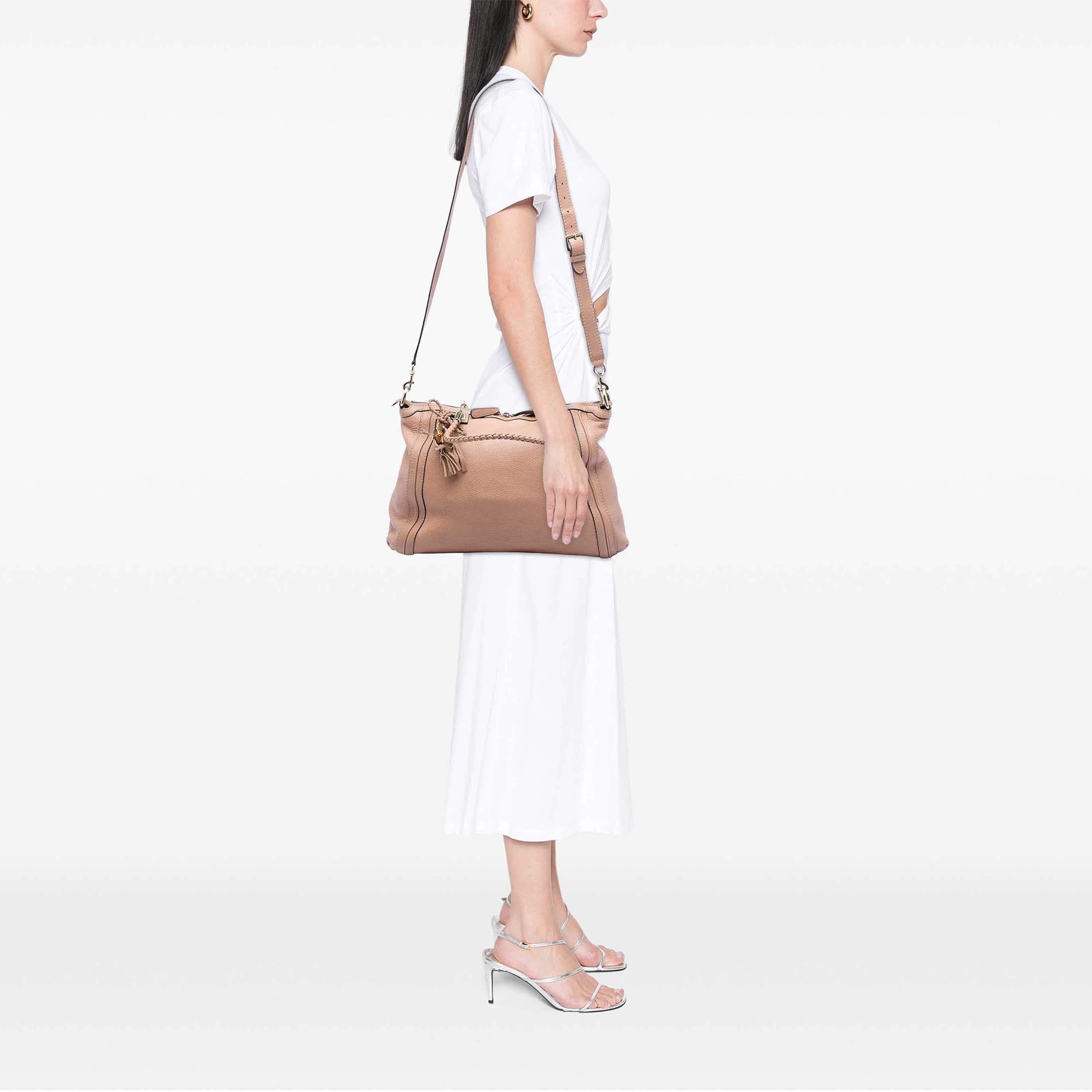 Gucci Calfskin Bella Convertible Tote, från Luxclusif, i färgen brun. Klicka för att öppna bilden i stort format