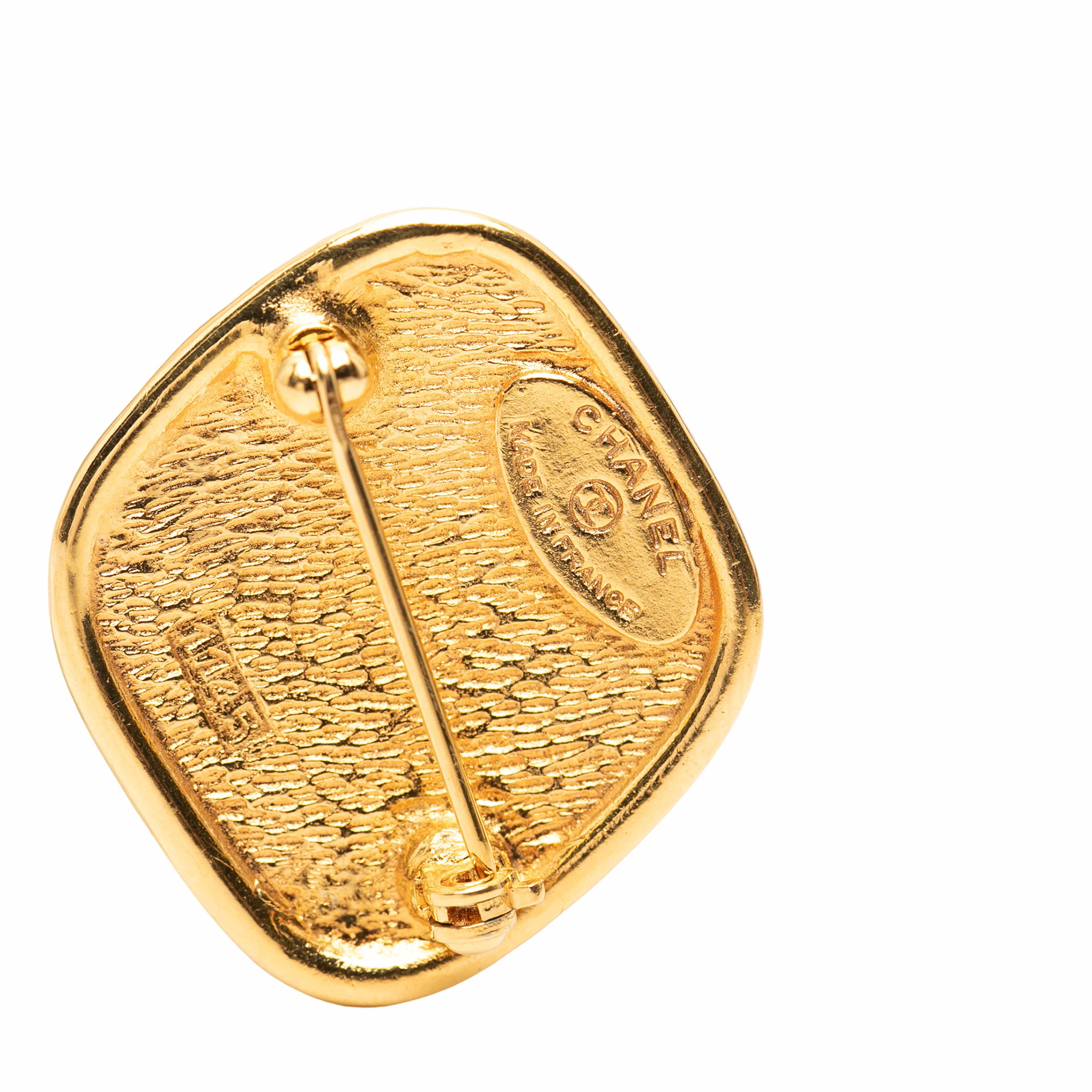 Chanel Gold Plated 31 Rue Cambon Diamond Brooch, från Luxclusif, i färgen guld. Klicka för att öppna bilden i stort format