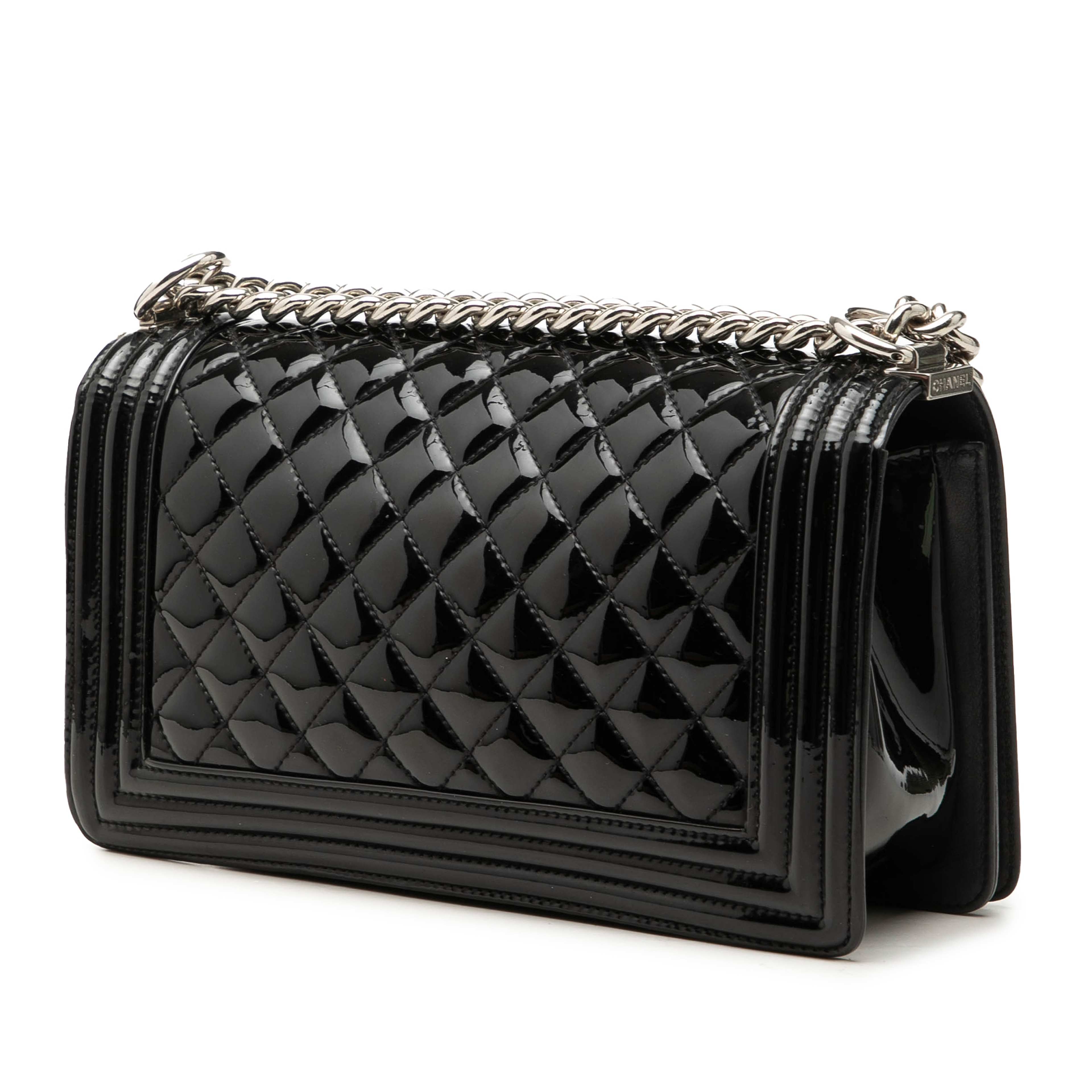 Chanel Old Medium Quilted Patent Acrylic Boy Flap, från Luxclusif, i färgen svart. Klicka för att öppna bilden i stort format