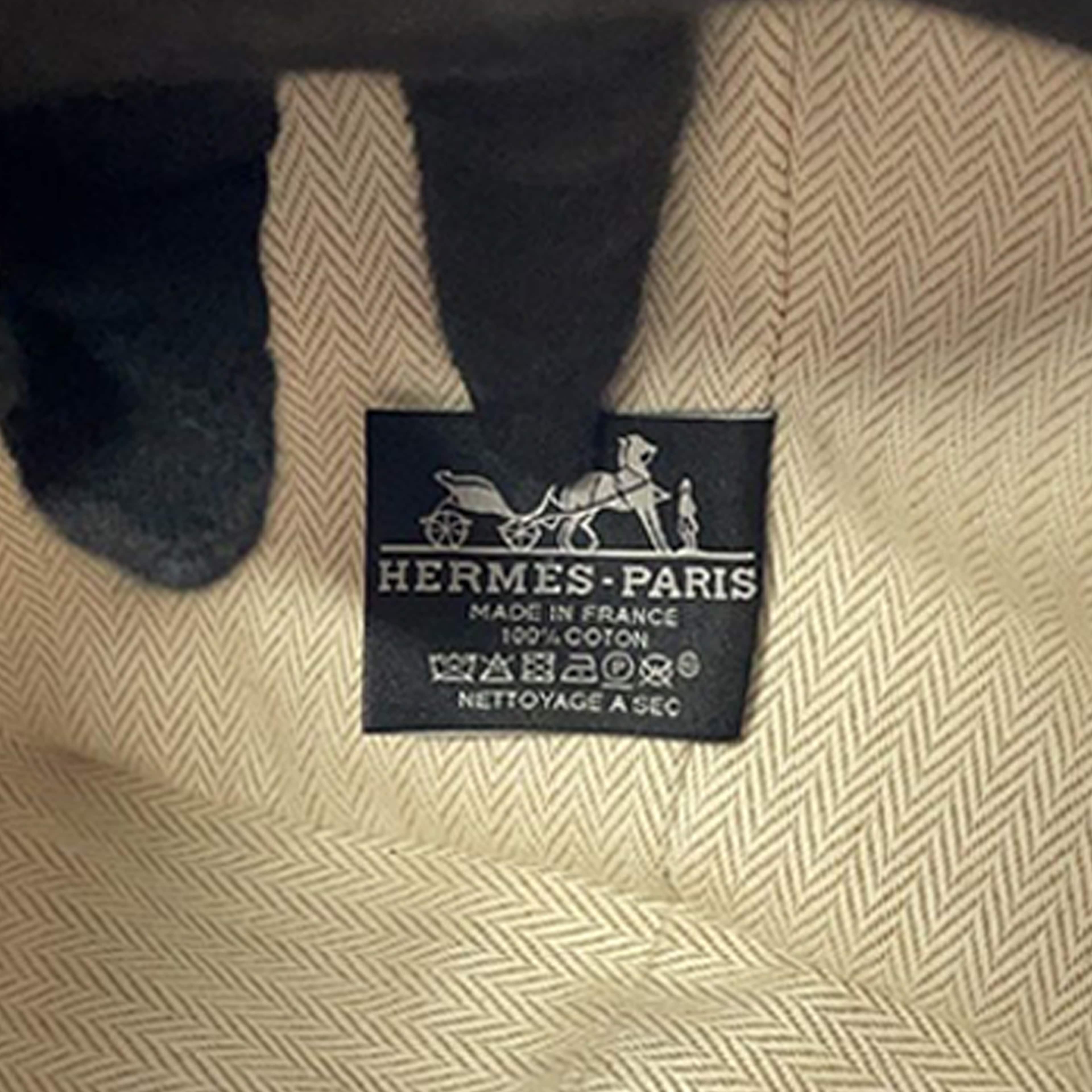 Hermès Large Toile Bride A Brac Case, från Luxclusif, i färgen light beige. Klicka för att öppna bilden i stort format