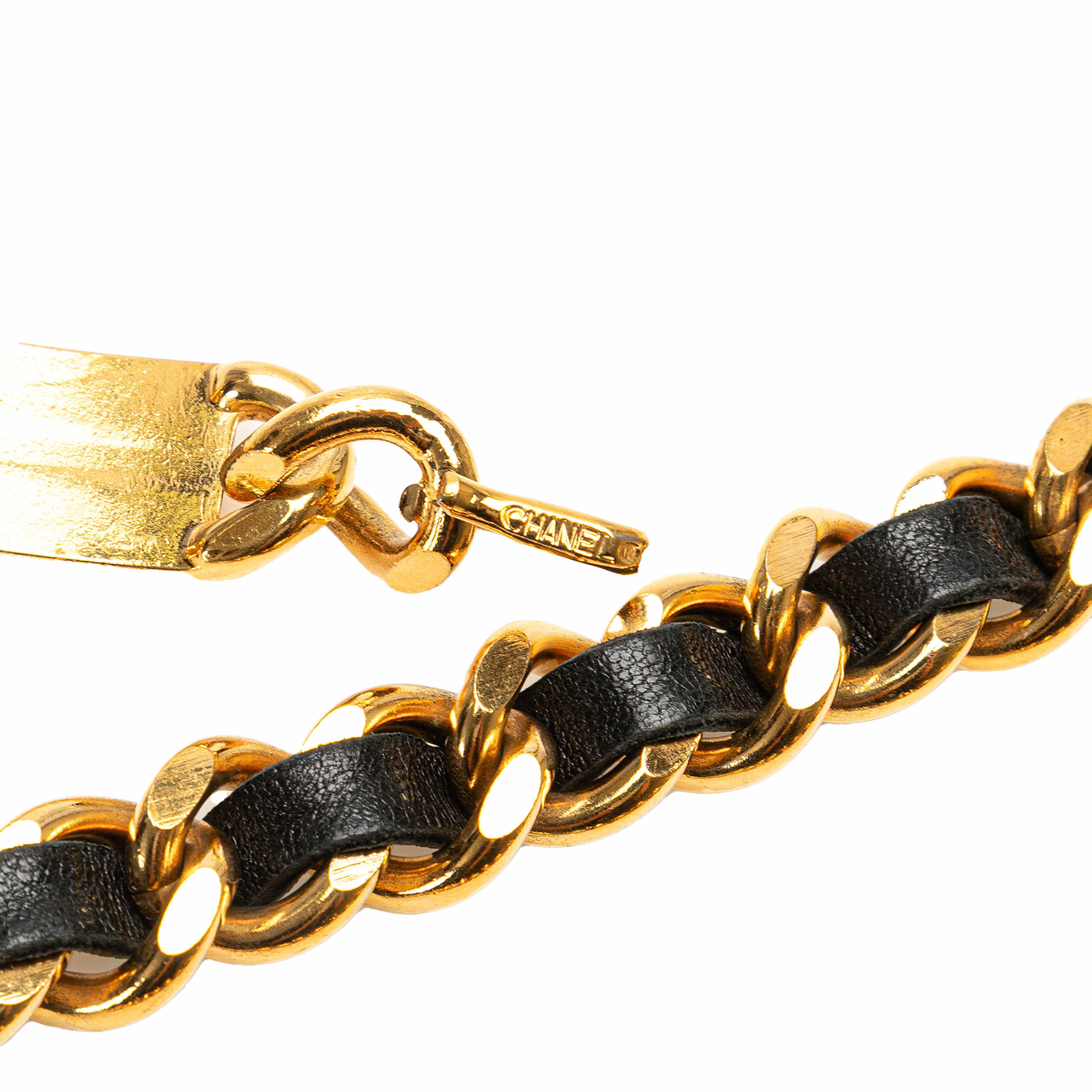 Chanel Gold Plated Medallion Leather Woven Chain Belt, från Luxclusif, i färgen gold. Klicka för att öppna bilden i stort format