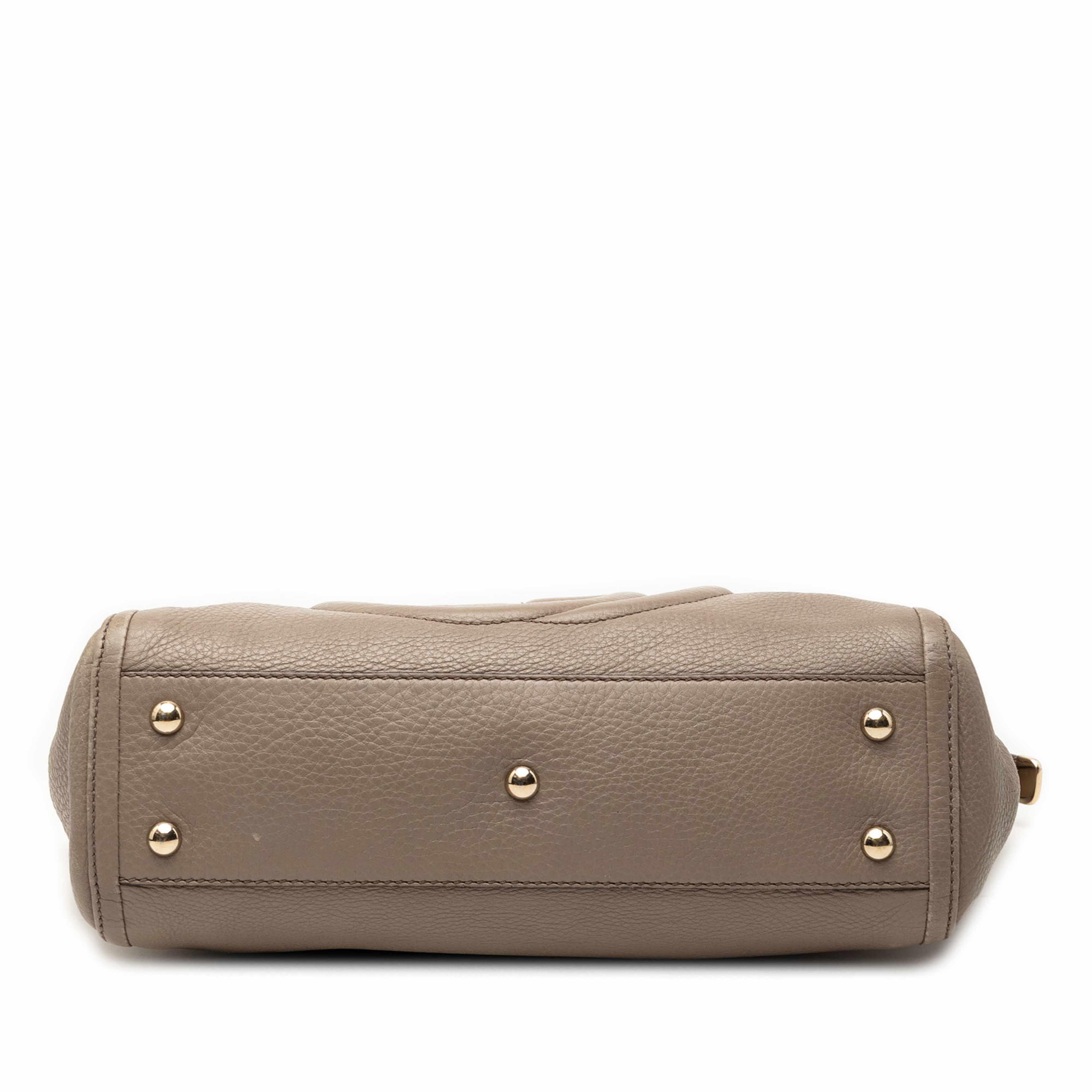Gucci Small Leather Soho Working Tote, från Luxclusif, i färgen taupe. Klicka för att öppna bilden i stort format