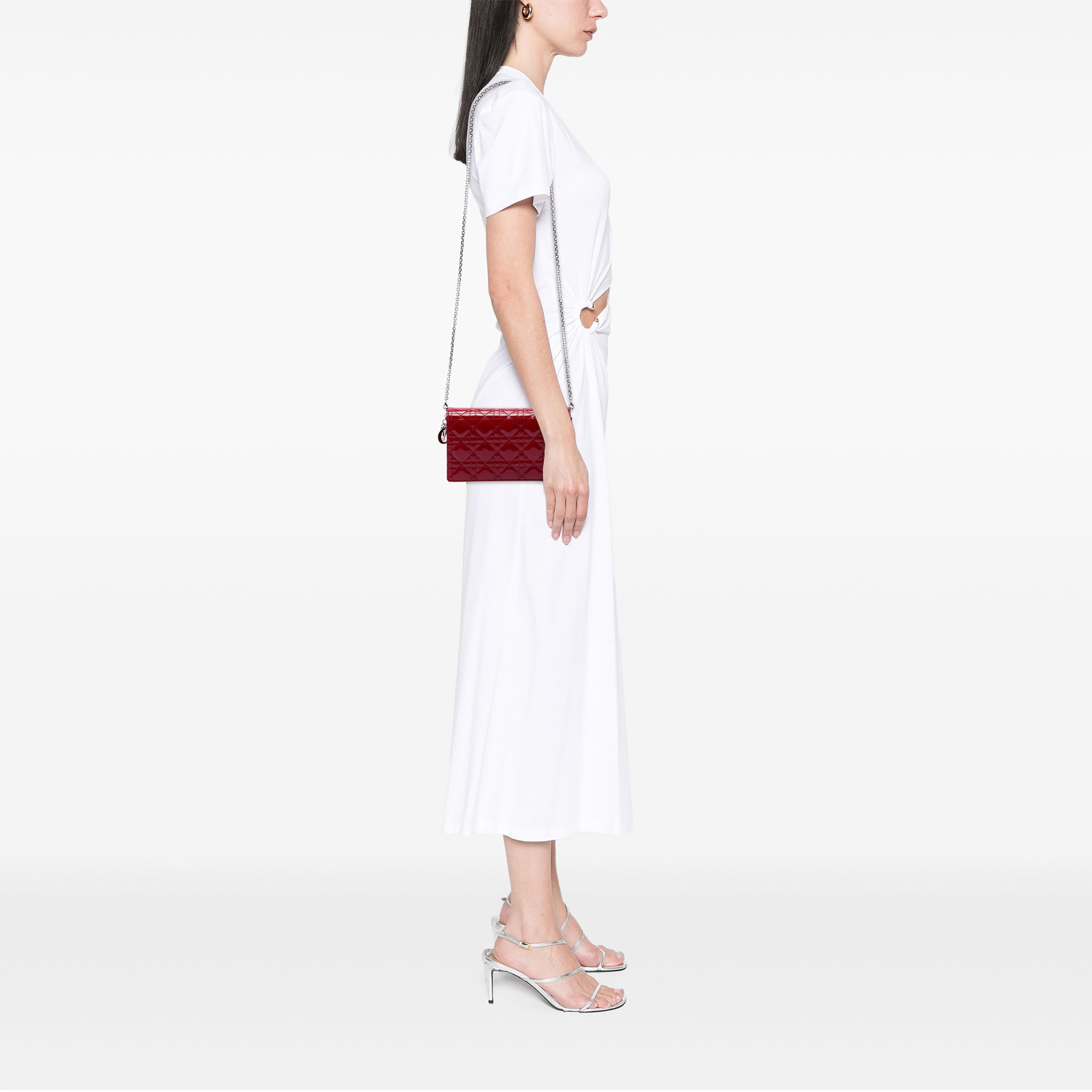 Dior Patent Cannage Lady Dior Chain Convertible Clutch, från Luxclusif, i färgen röd. Klicka för att öppna bilden i stort format