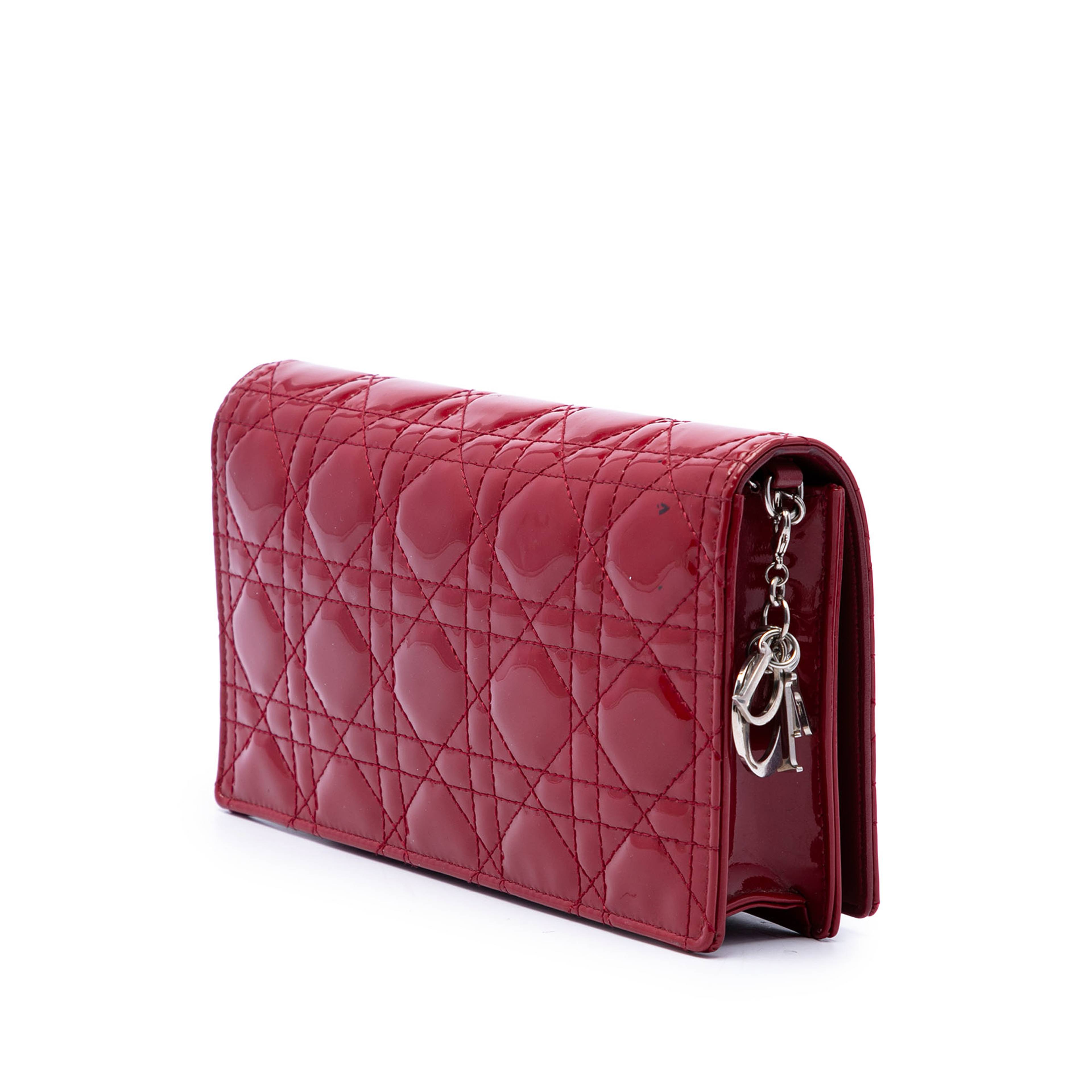 Dior Patent Cannage Lady Dior Chain Convertible Clutch, från Luxclusif, i färgen röd. Klicka för att öppna bilden i stort format