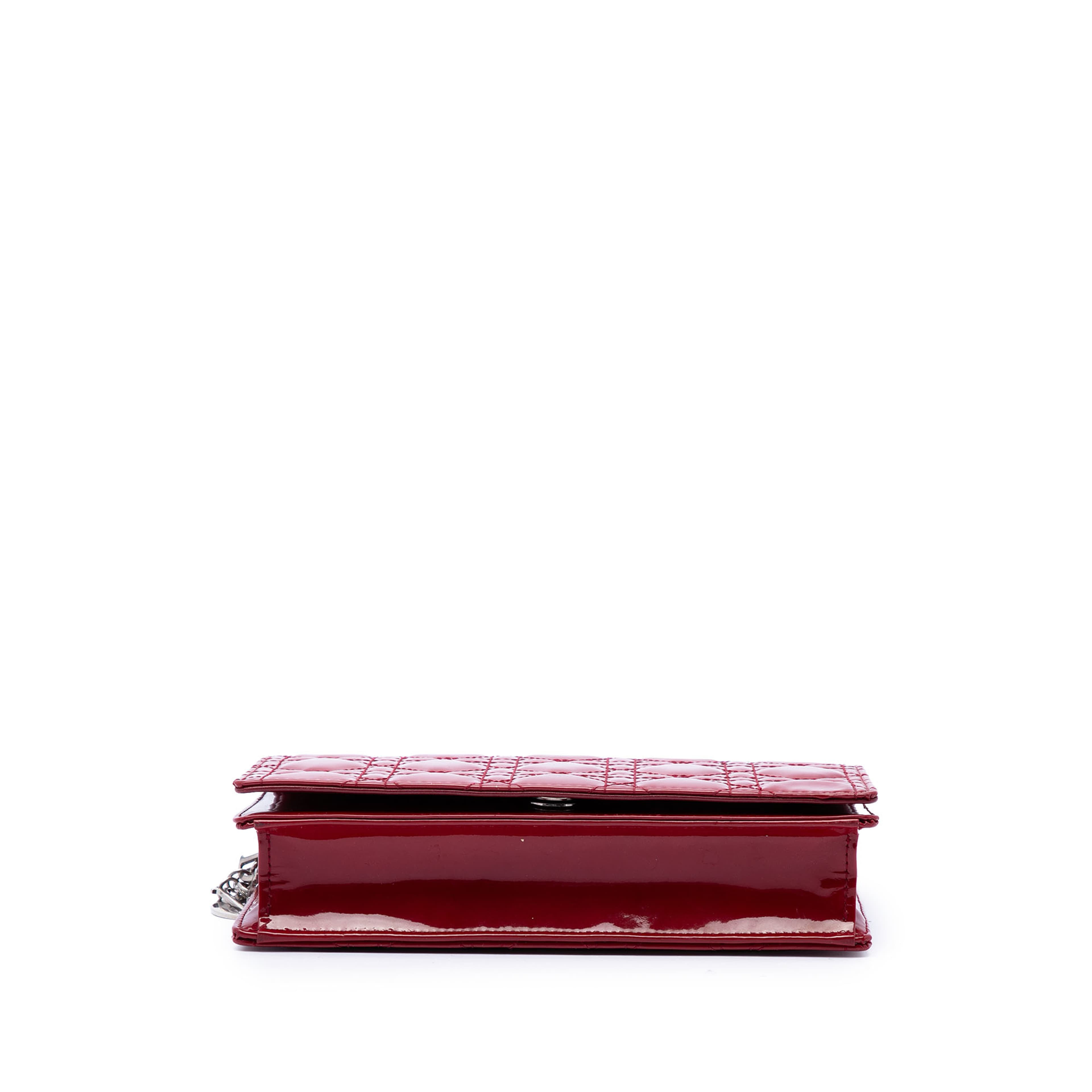 Dior Patent Cannage Lady Dior Chain Convertible Clutch, från Luxclusif, i färgen röd. Klicka för att öppna bilden i stort format