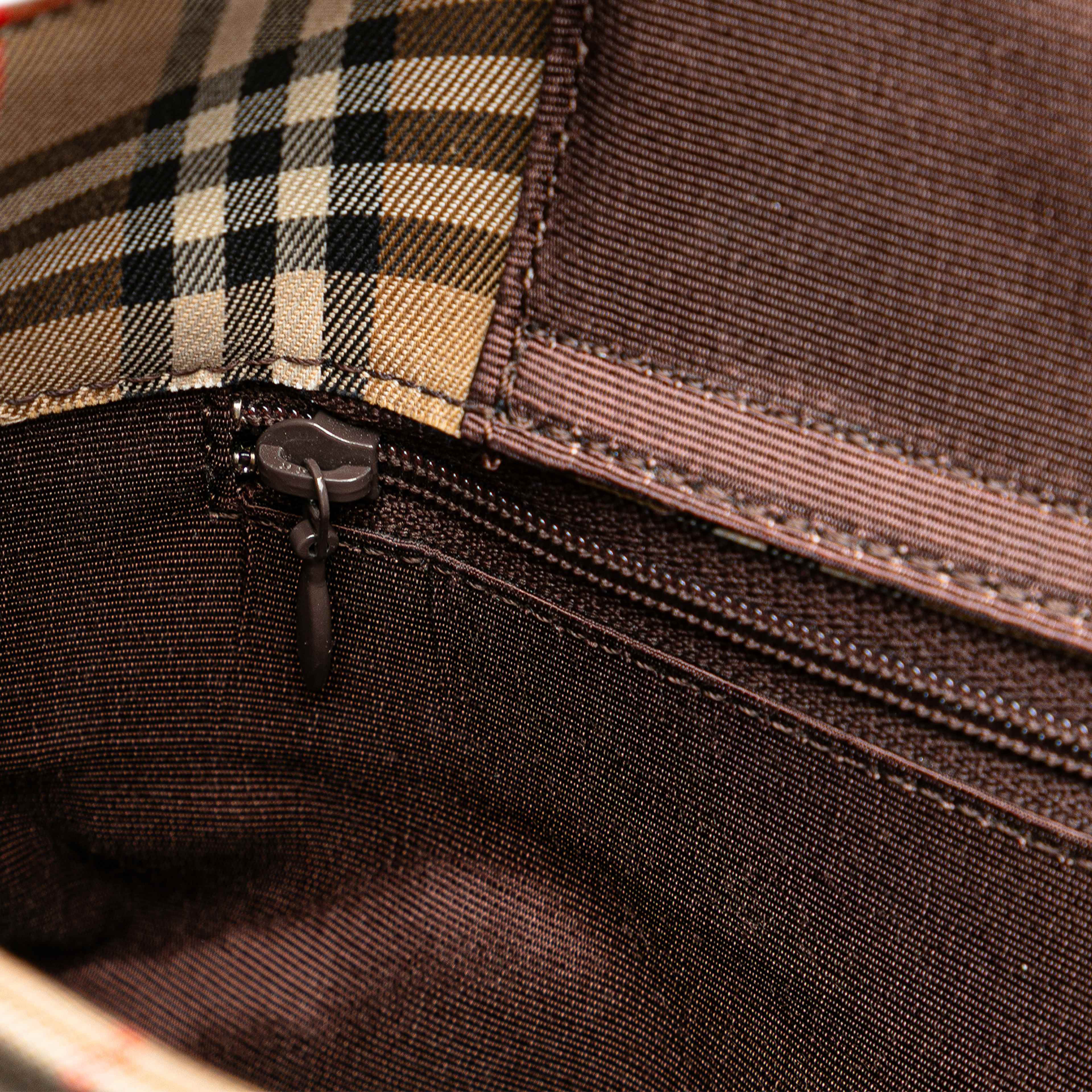 Burberry Haymarket Check Canvas Tote, från Luxclusif, i färgen beige. Klicka för att öppna bilden i stort format