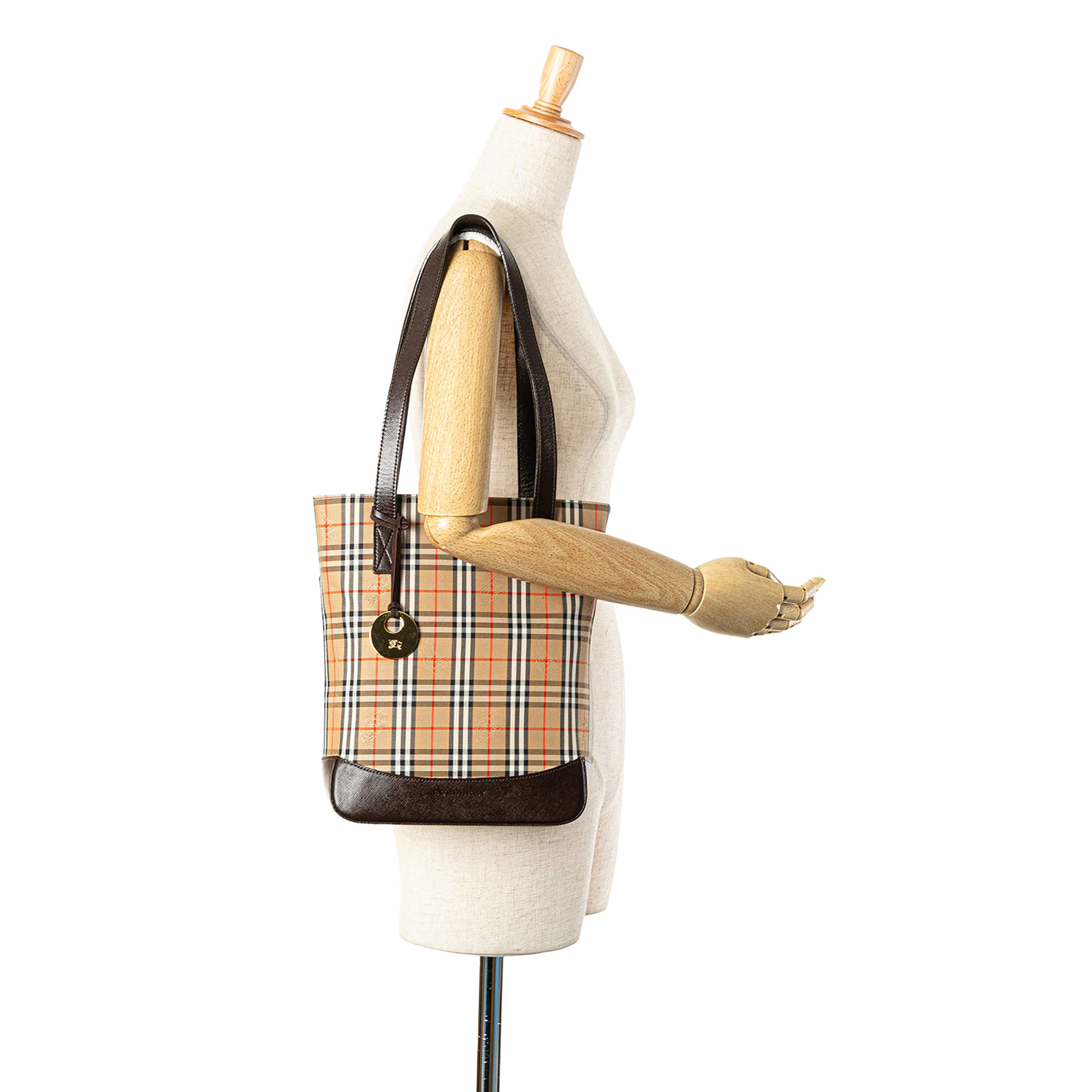 Burberry Haymarket Check Canvas Tote, från Luxclusif, i färgen beige. Klicka för att öppna bilden i stort format