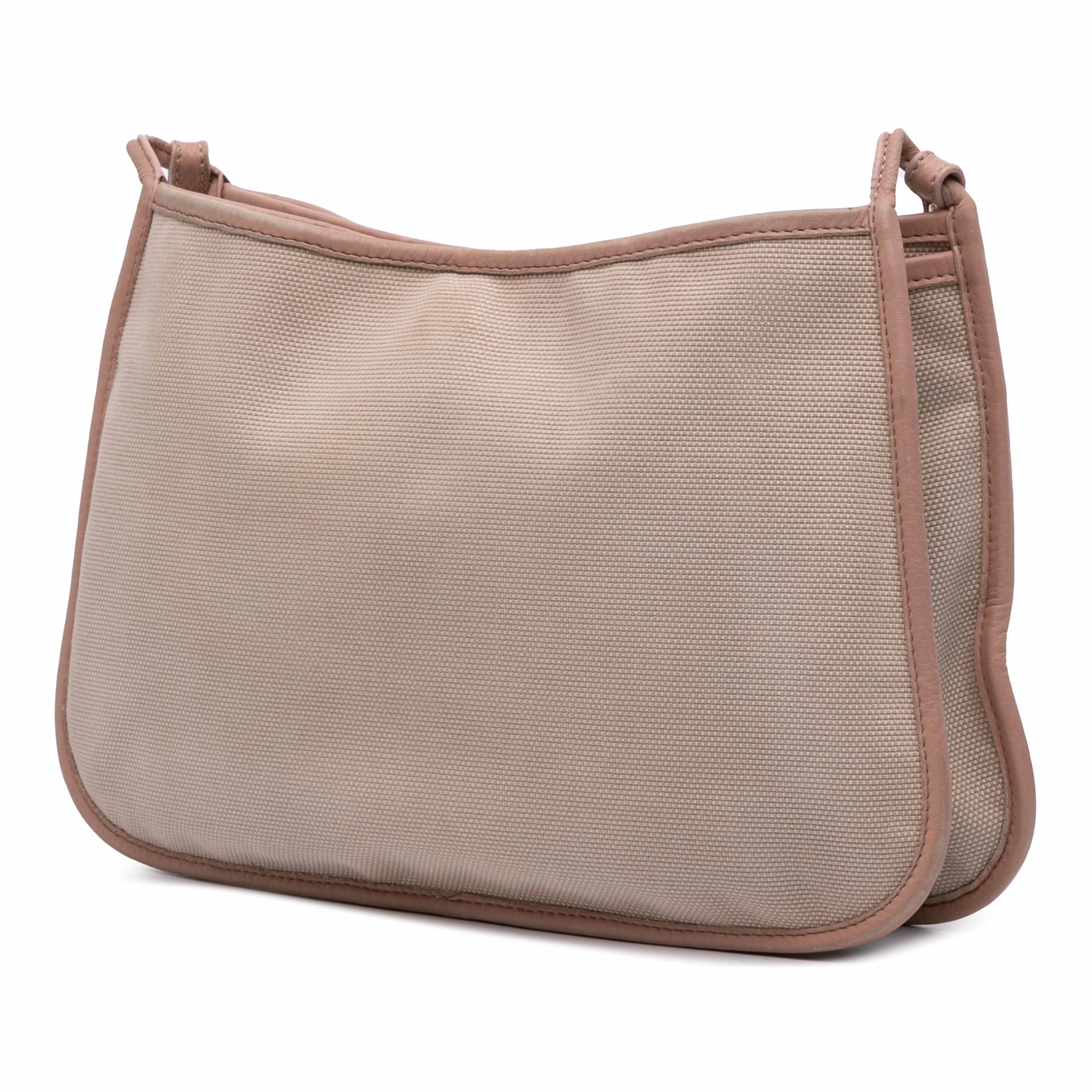 Fendi Canvas Zucca Crossbody, från Luxclusif, i färgen brun. Klicka för att öppna bilden i stort format