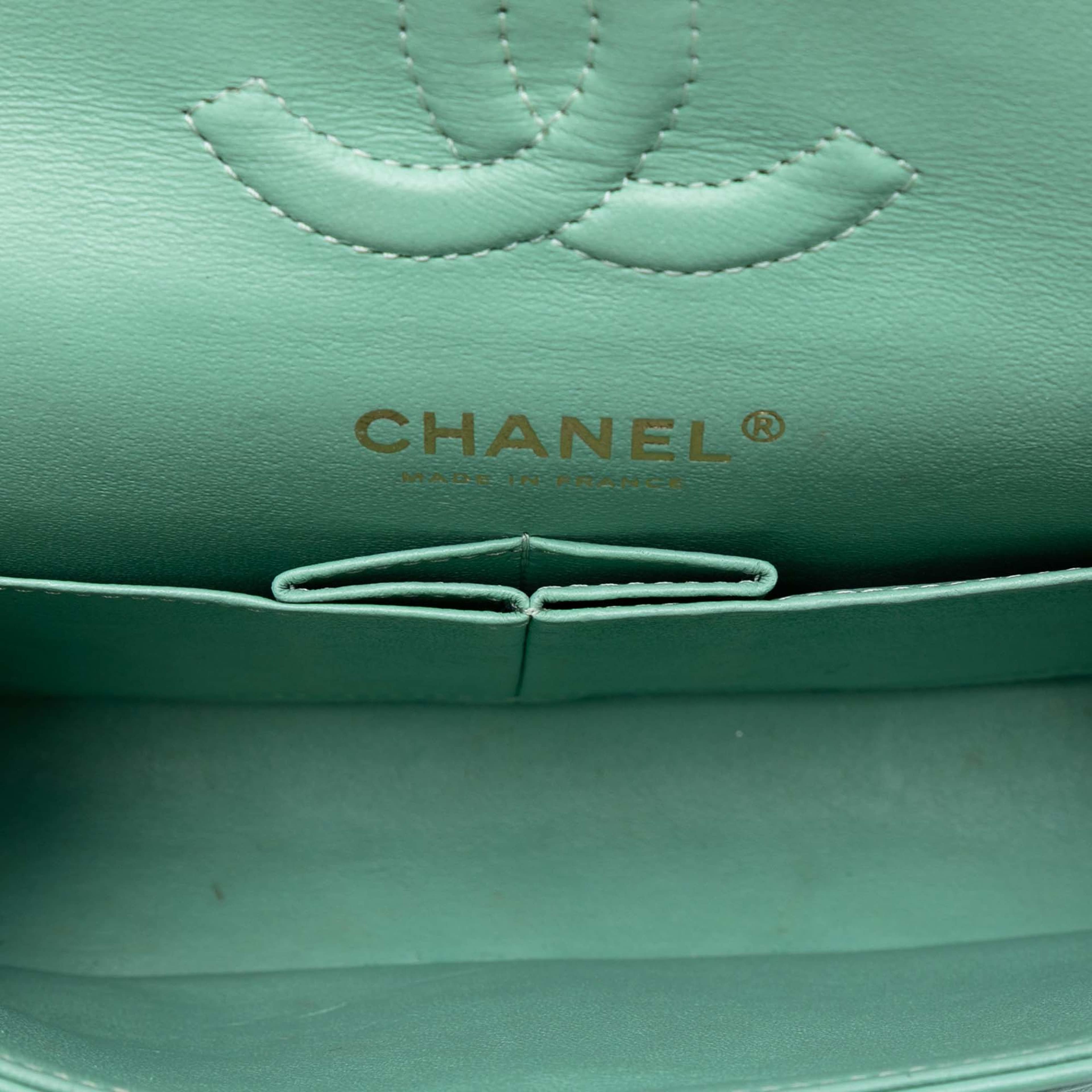 Chanel Small Classic Lambskin Double Flap, från Luxclusif, i färgen light green. Klicka för att öppna bilden i stort format