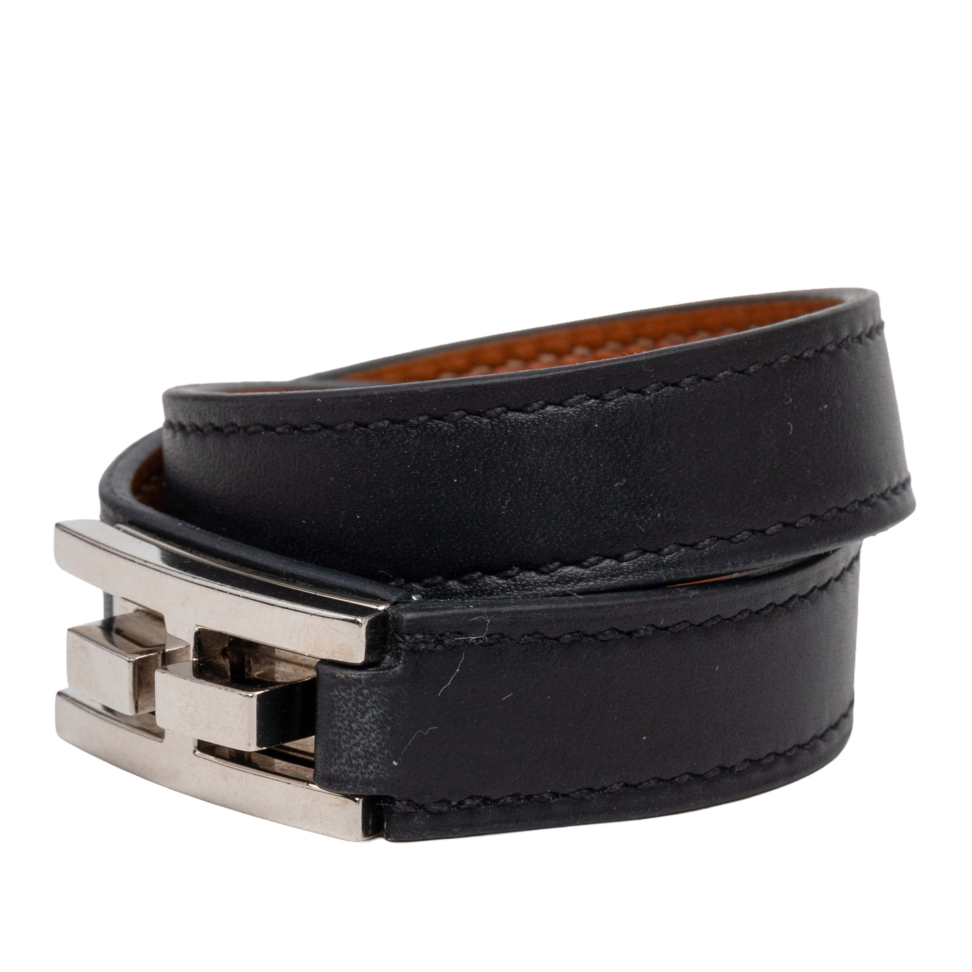 Hermès Leather Drag Double Tour Wrap Bracelet T1, från Luxclusif, i färgen black. Klicka för att öppna bilden i stort format