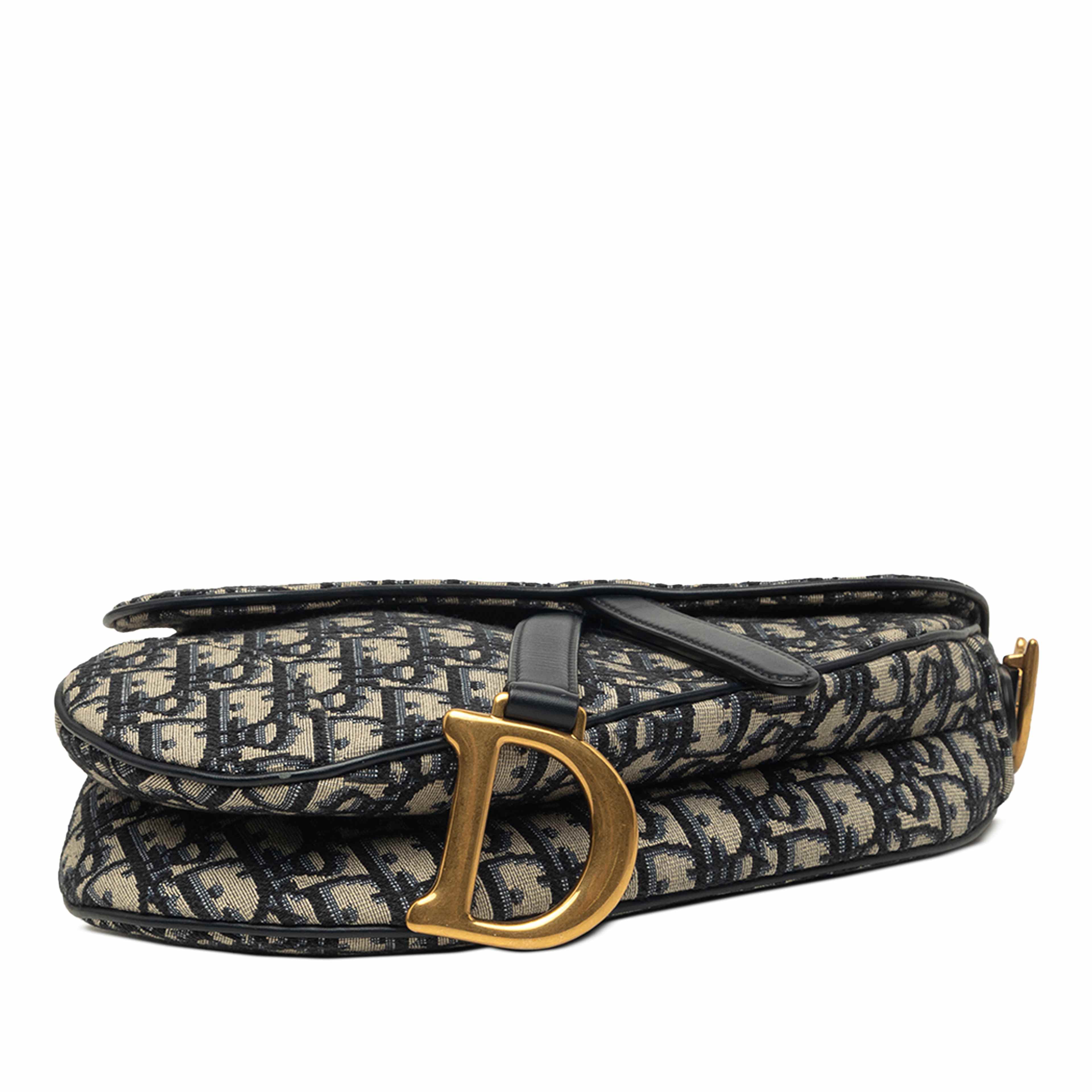 Dior Oblique Canvas Saddle Bag, från Luxclusif, i färgen blå. Klicka för att öppna bilden i stort format