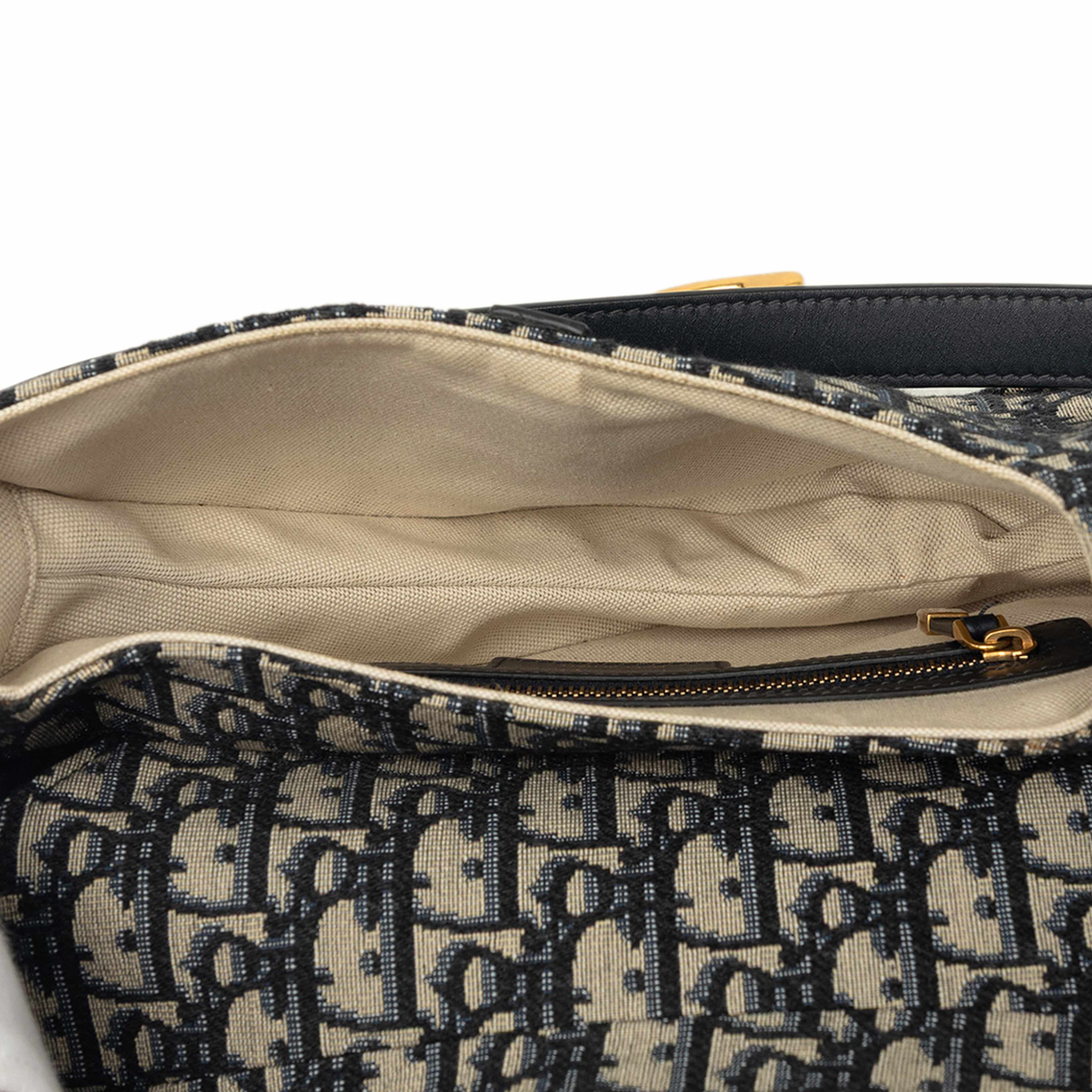 Dior Oblique Canvas Saddle Bag, från Luxclusif, i färgen blå. Klicka för att öppna bilden i stort format
