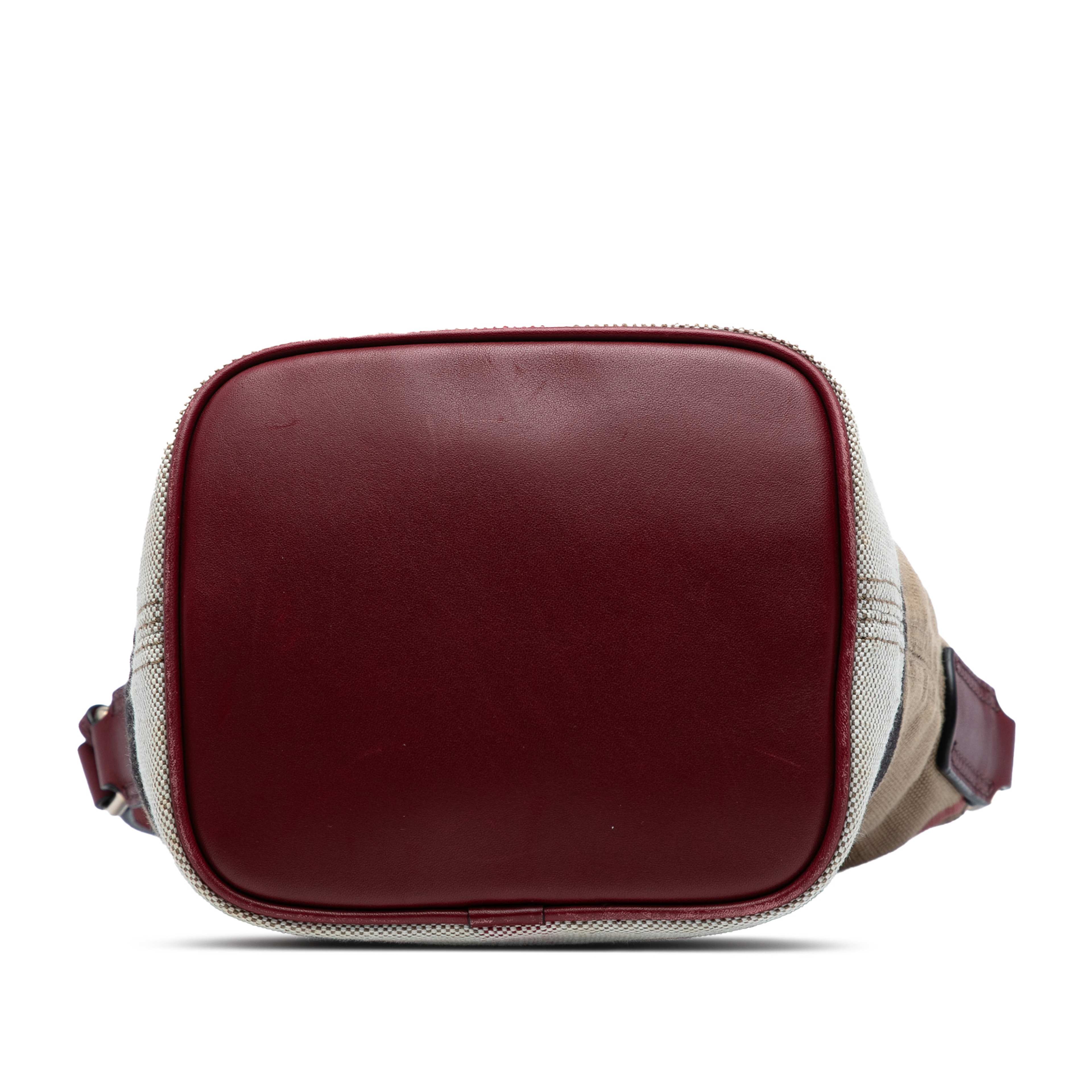 Burberry Mini Mega Check Canvas Ashby Tassel Bucket Bag, från Luxclusif, i färgen light brown. Klicka för att öppna bilden i stort format