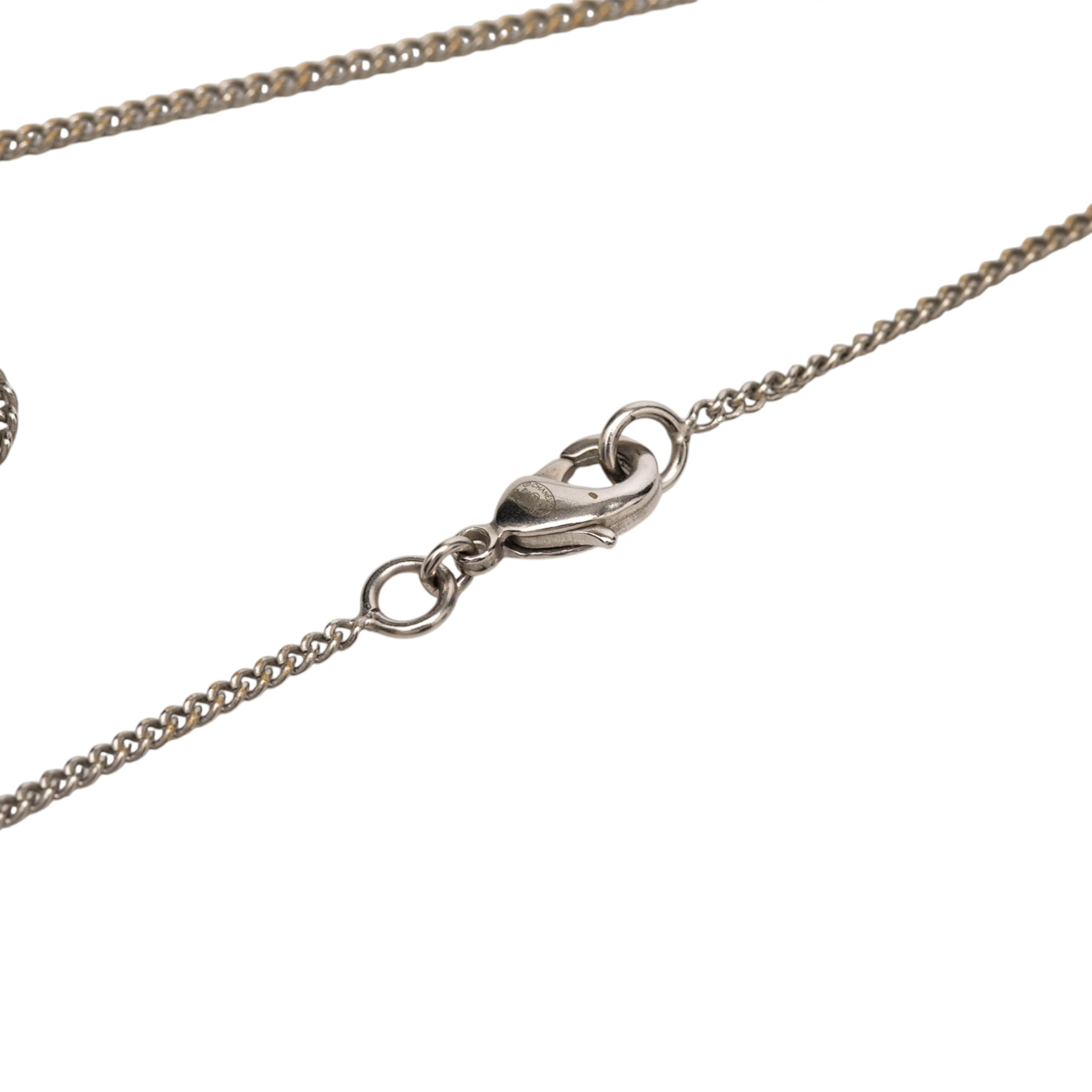 Chanel Cc Brass Faux Pearl Pendant Necklace, från Luxclusif, i färgen silver. Klicka för att öppna bilden i stort format