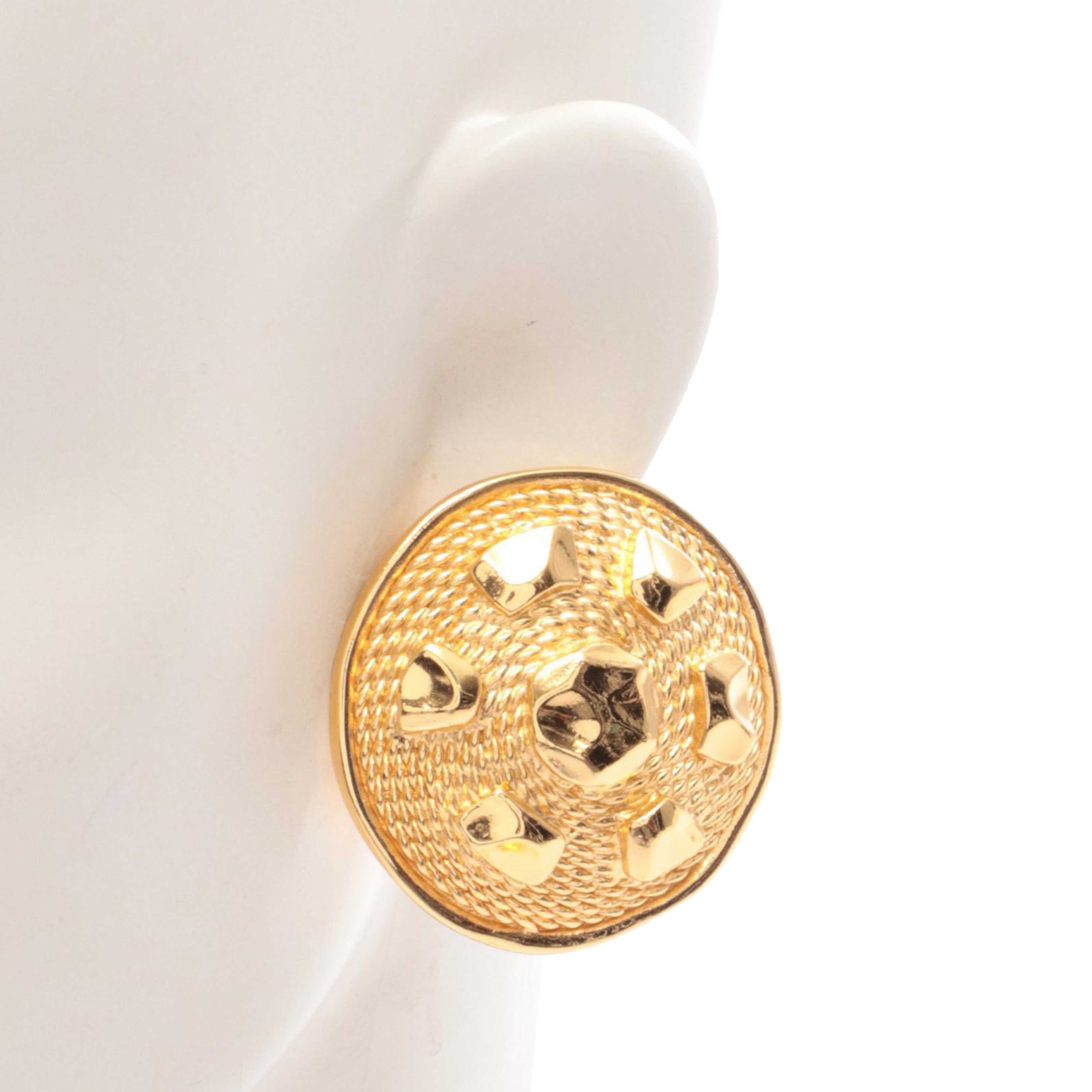 Dior Gold Plated Round Clip On Earrings, från Luxclusif, i färgen gold. Klicka för att öppna bilden i stort format